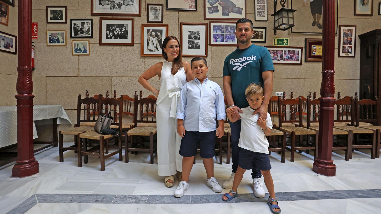 Manuel, junto a sus padres, Manuel y Tamara, y su hermano Martín.