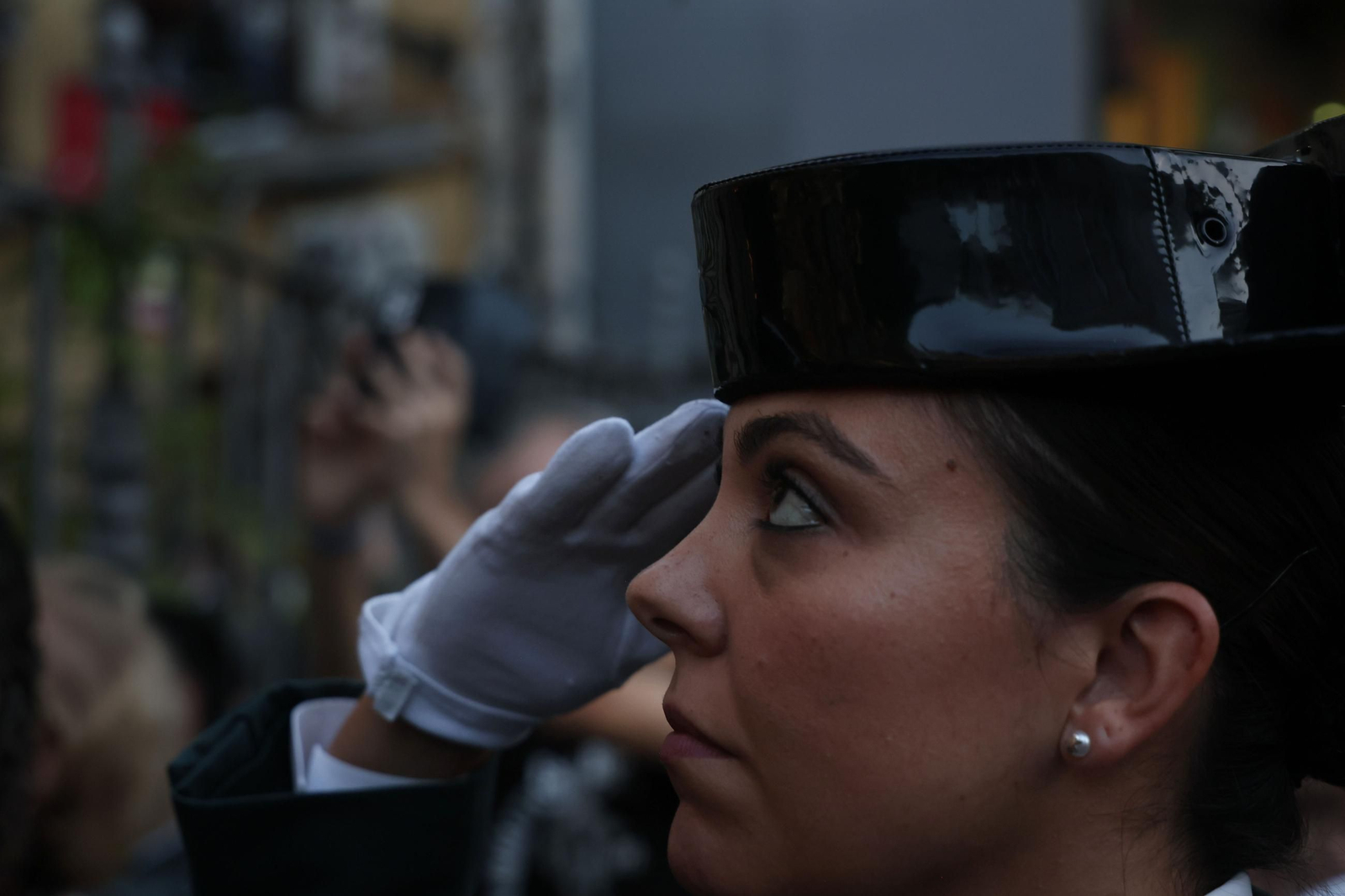 La Reina De los Santos recorre las calles de su barrio