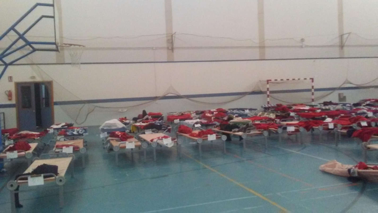 Interior del polideportivo de Tarifa, donde se mantiene a los migrantes bajo custodia policial.