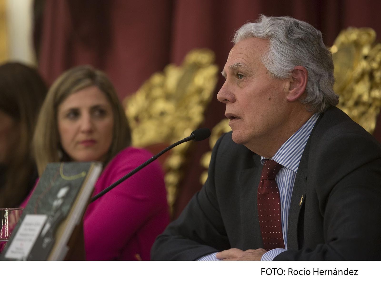 Francisco Menacho e Irene García, en la presentación del libro.