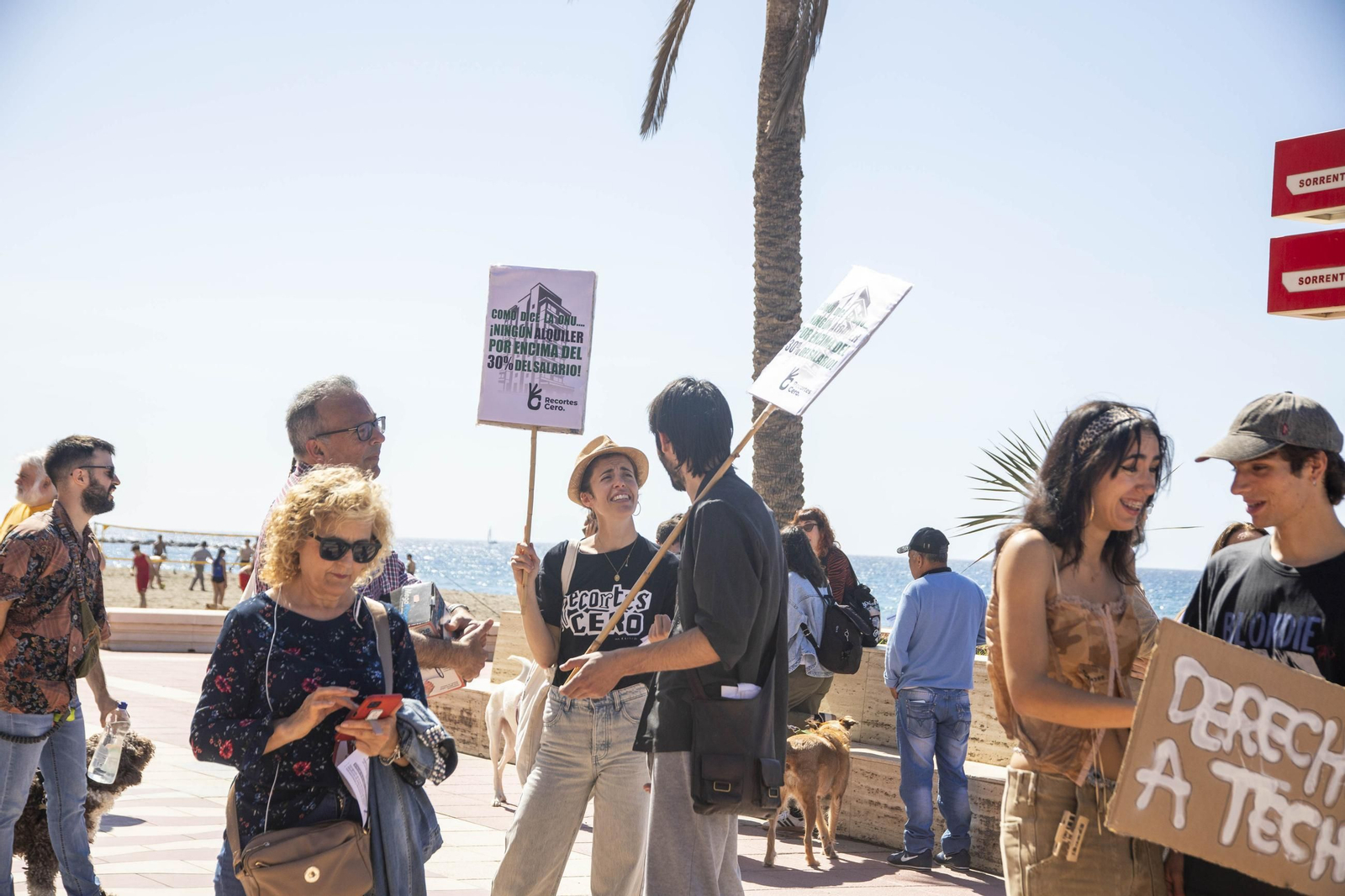 Imágenes de la manifestación en contra del negocio de la vivienda en Almería