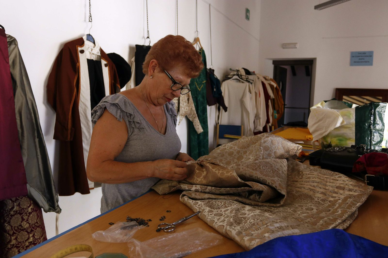 Fotogalería del taller de costura renacentista en Velez Blanco