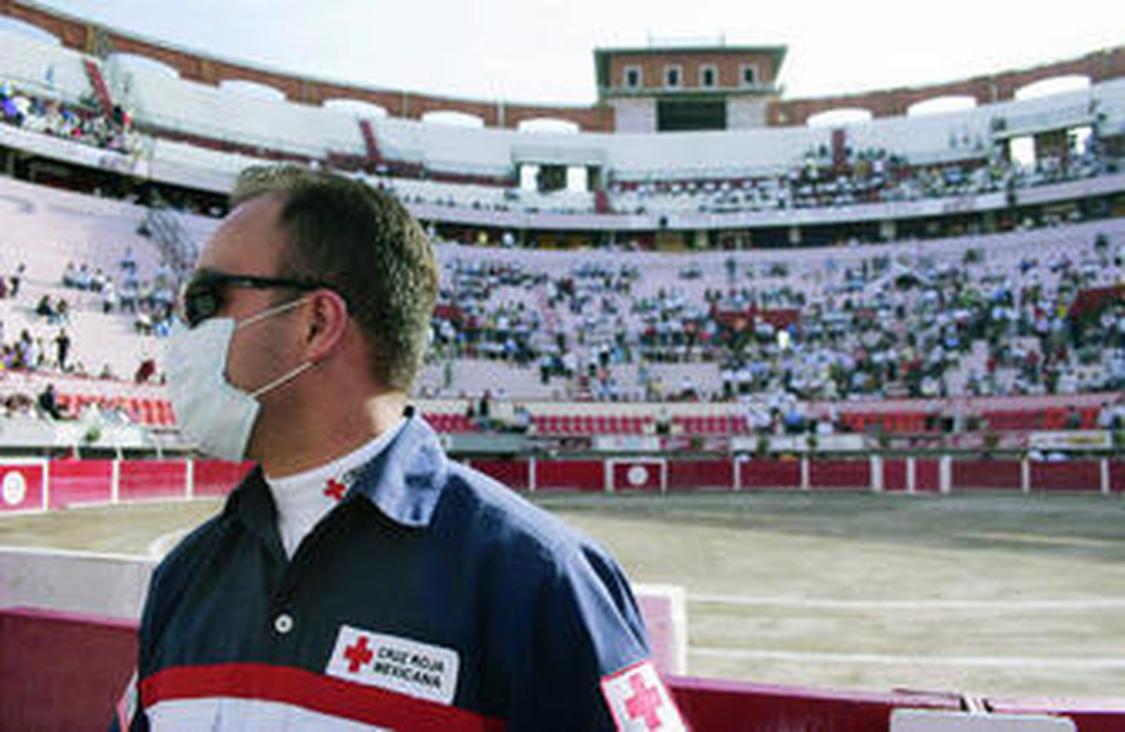Un paramédico de la Cruz Roja mexicana vigila el desalojo de la Plaza Monumental de Aguascalientes el pasado domingo.
