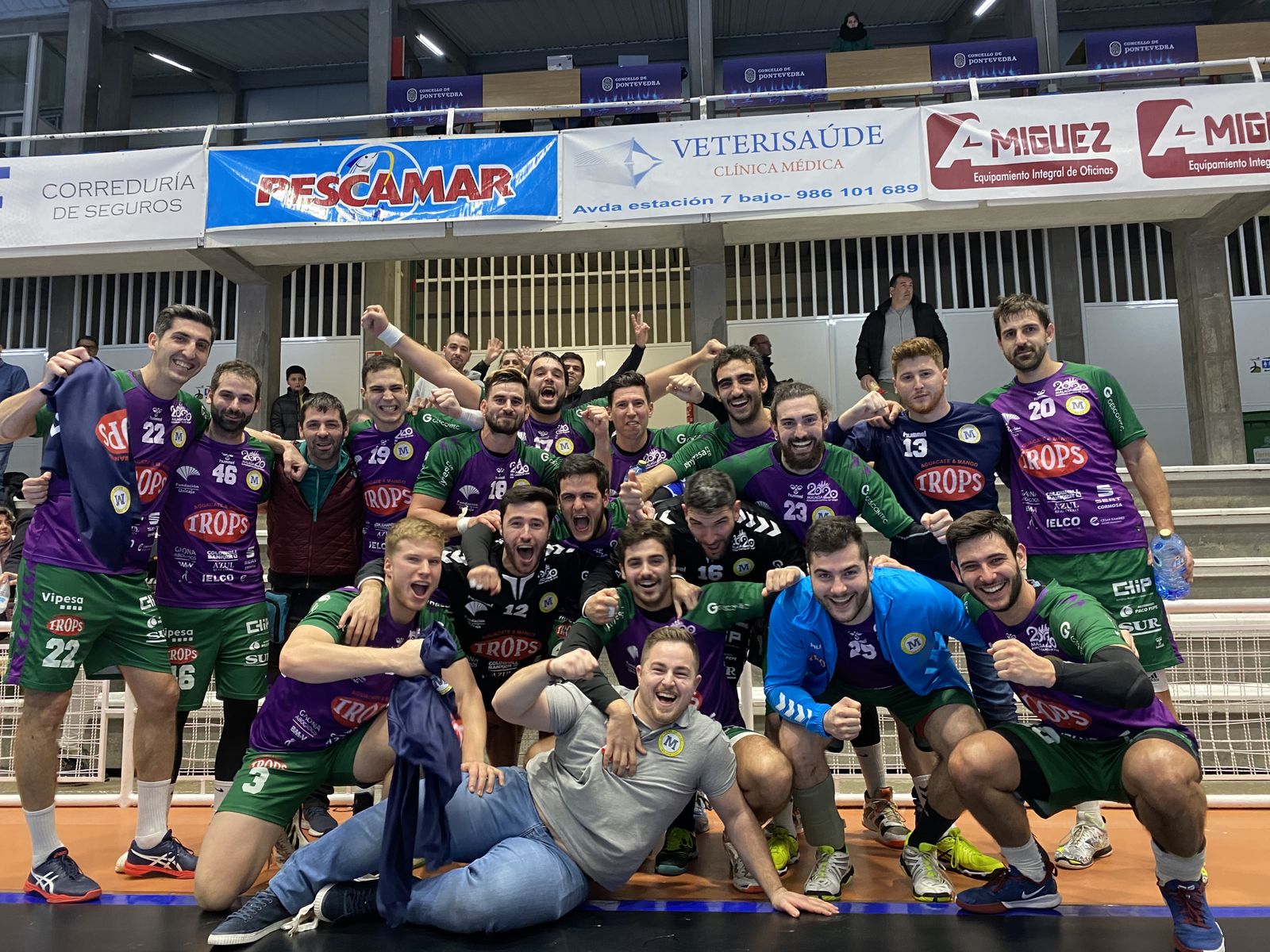 Los jugadores del Trops celebran el triunfo.