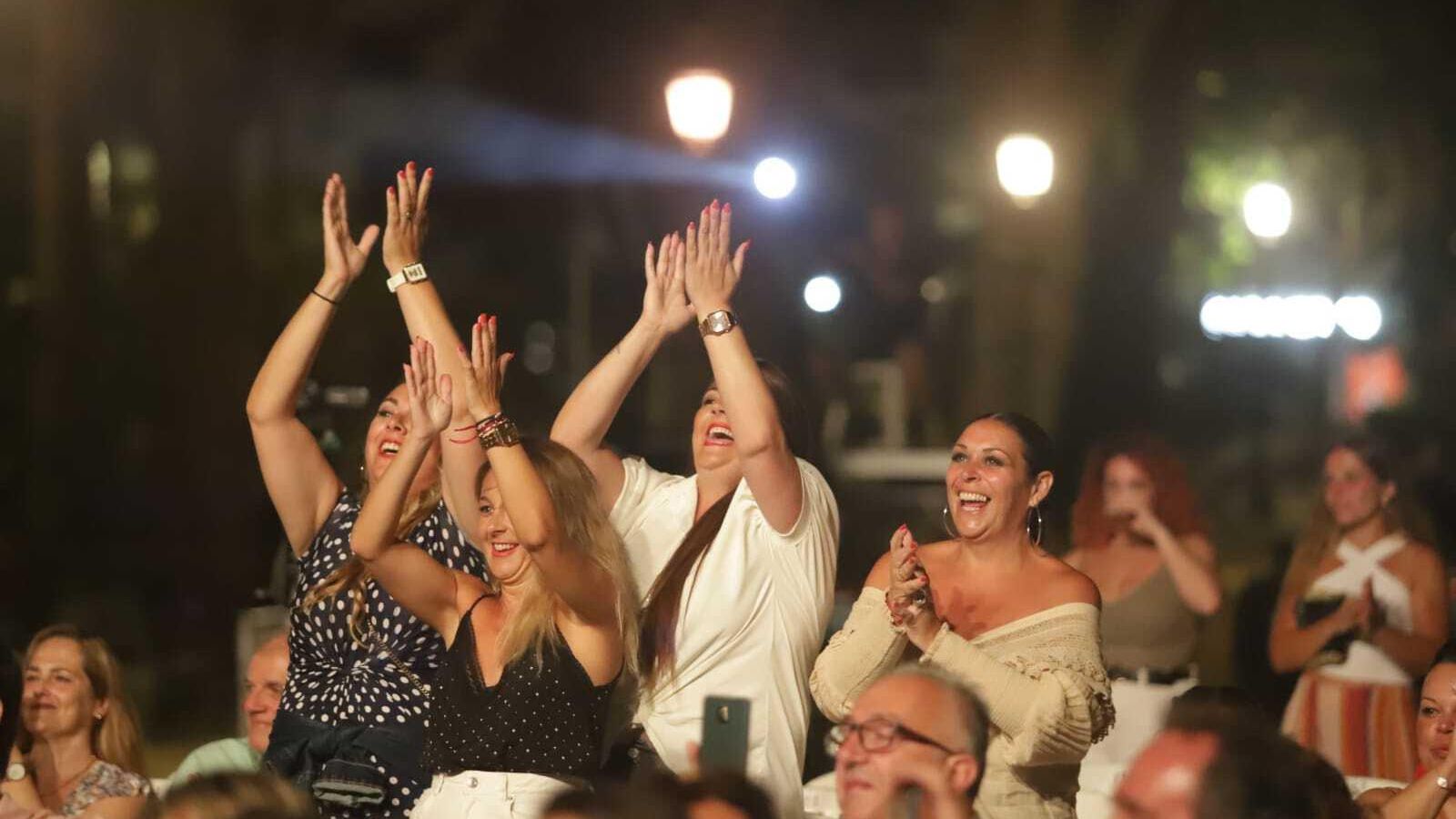 El cantante utrerano hizo disfrutar y hasta bailar al público en Algeciras