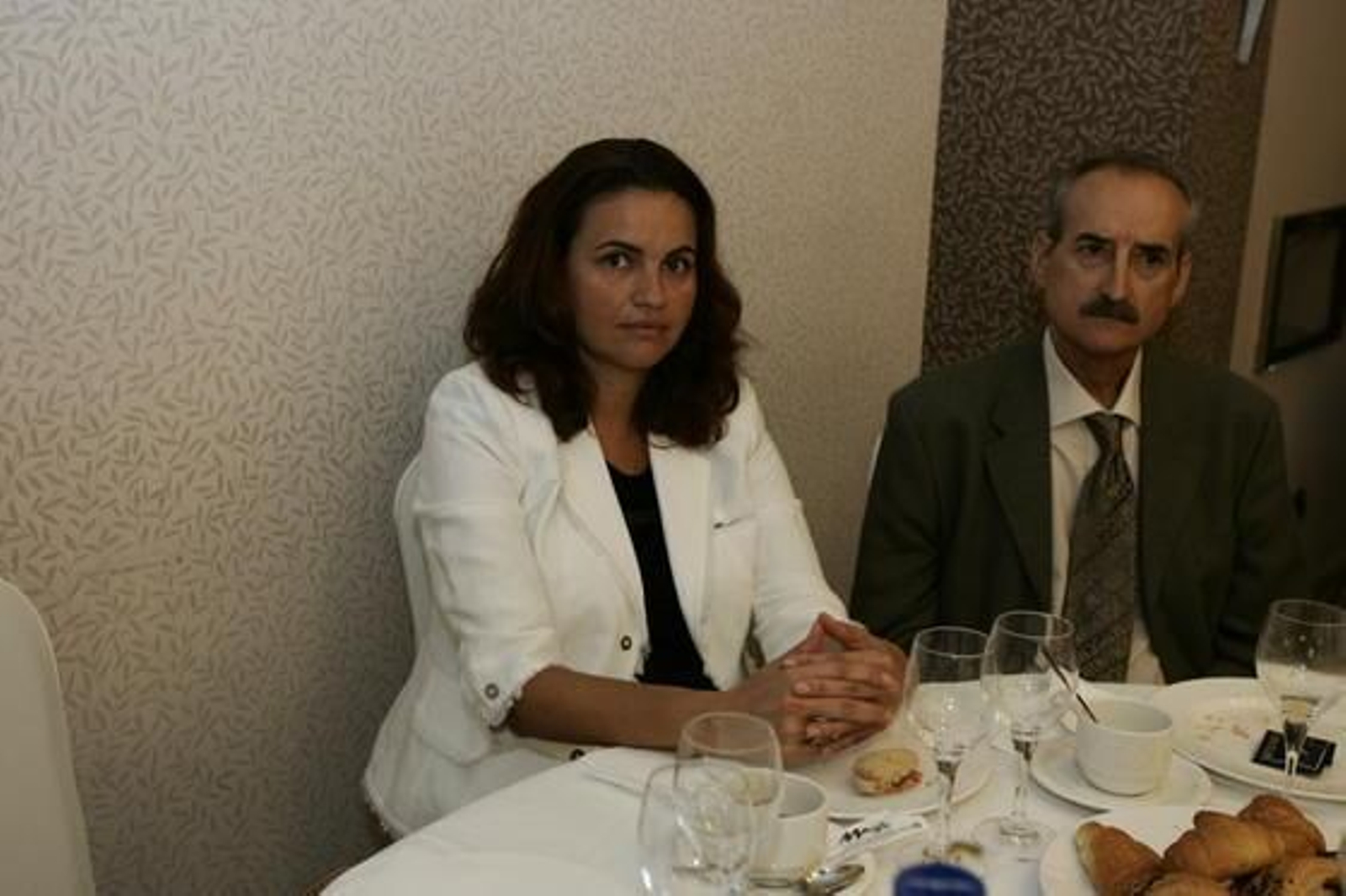 Isabel María Fernández, concejala de Turismo del Ayuntamiento de Almería, al lado de Jesús Guijarro, secretario del Colegio Oficial de Procuradores de Almería

Foto: Rafael G. / Javier Alonso