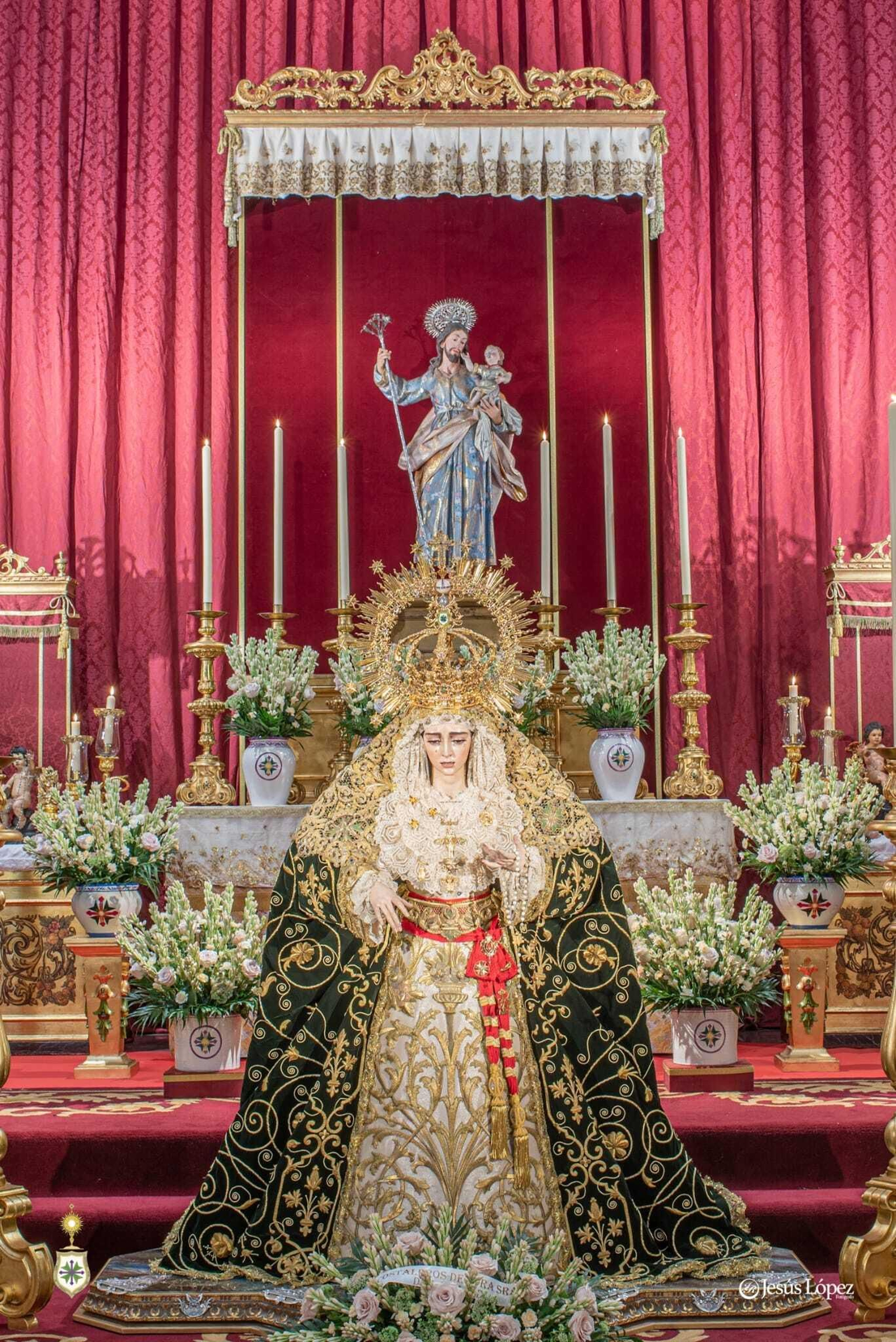 La Virgen de la Salud, ante su altar de besamanos