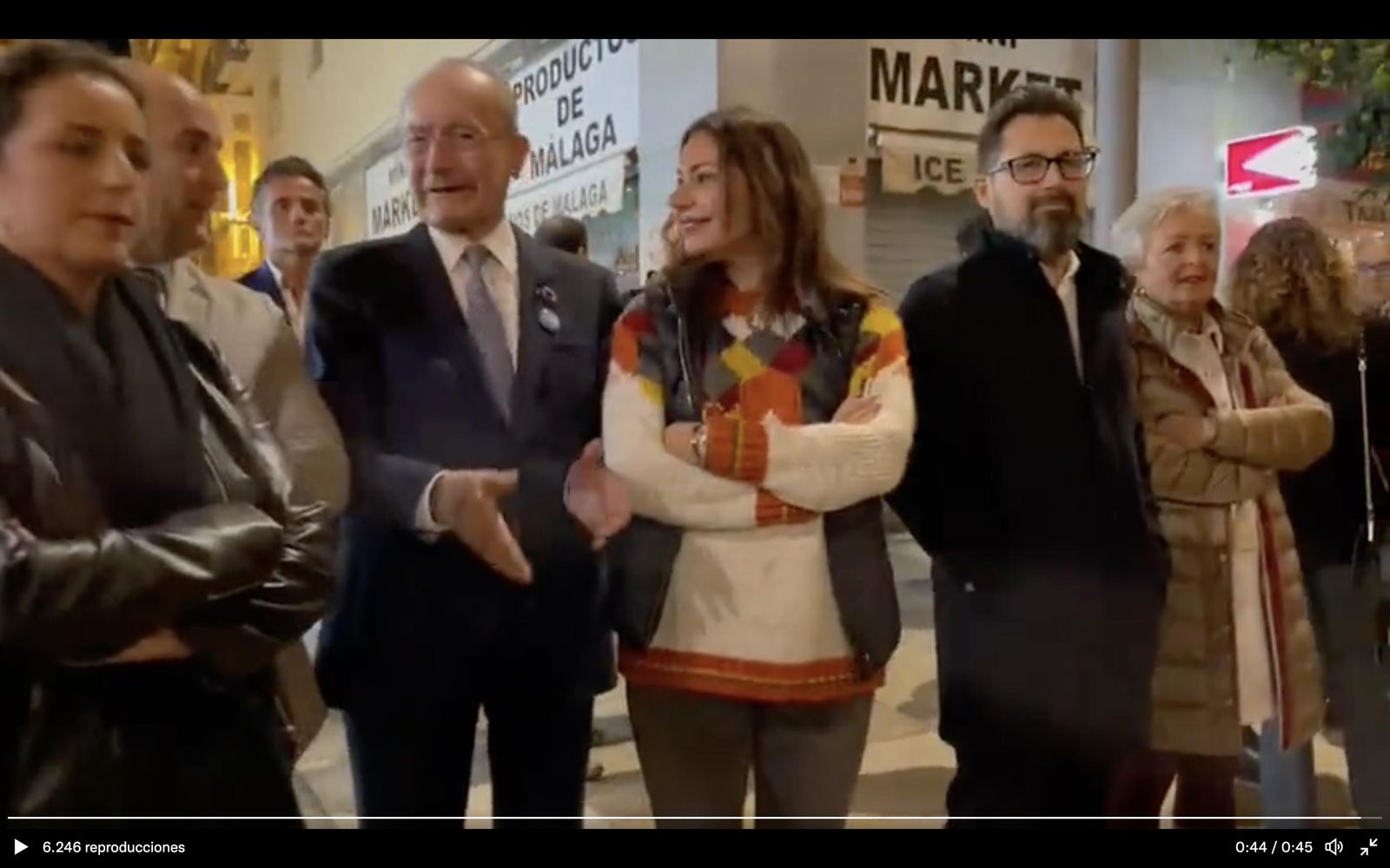 El alcalde de Málaga, se mantiene ante los gritos de "machista".