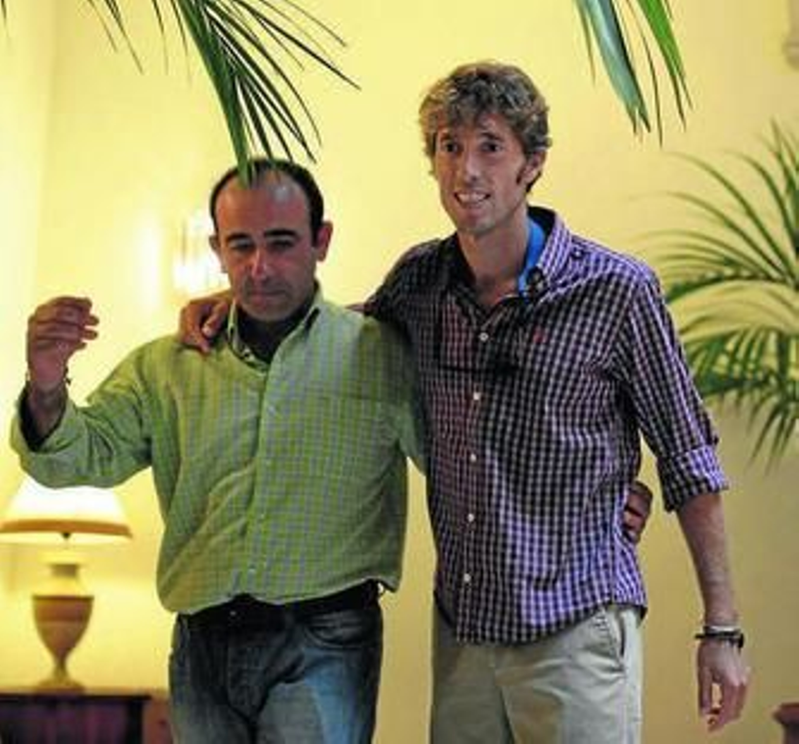 Escribano -derecha-, apoyado en uno de los miembros de su cuadrilla.