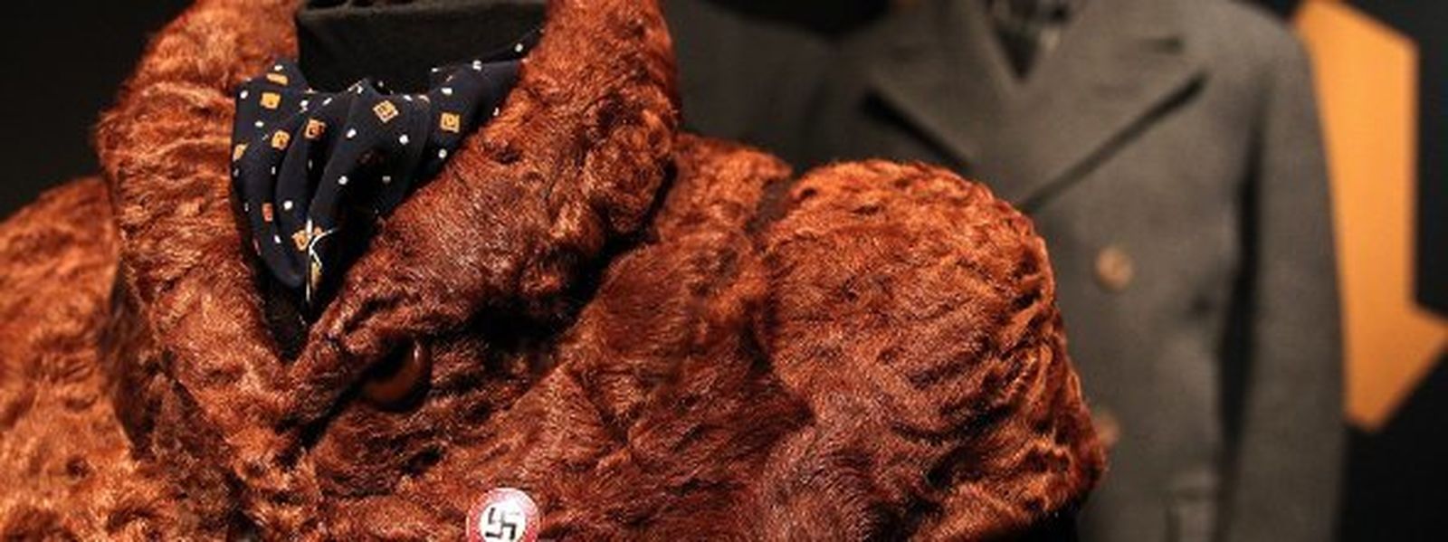 Vestidos de gala usados por las mujeres alemanas durante el periodo del Tercer Reich. / Efe