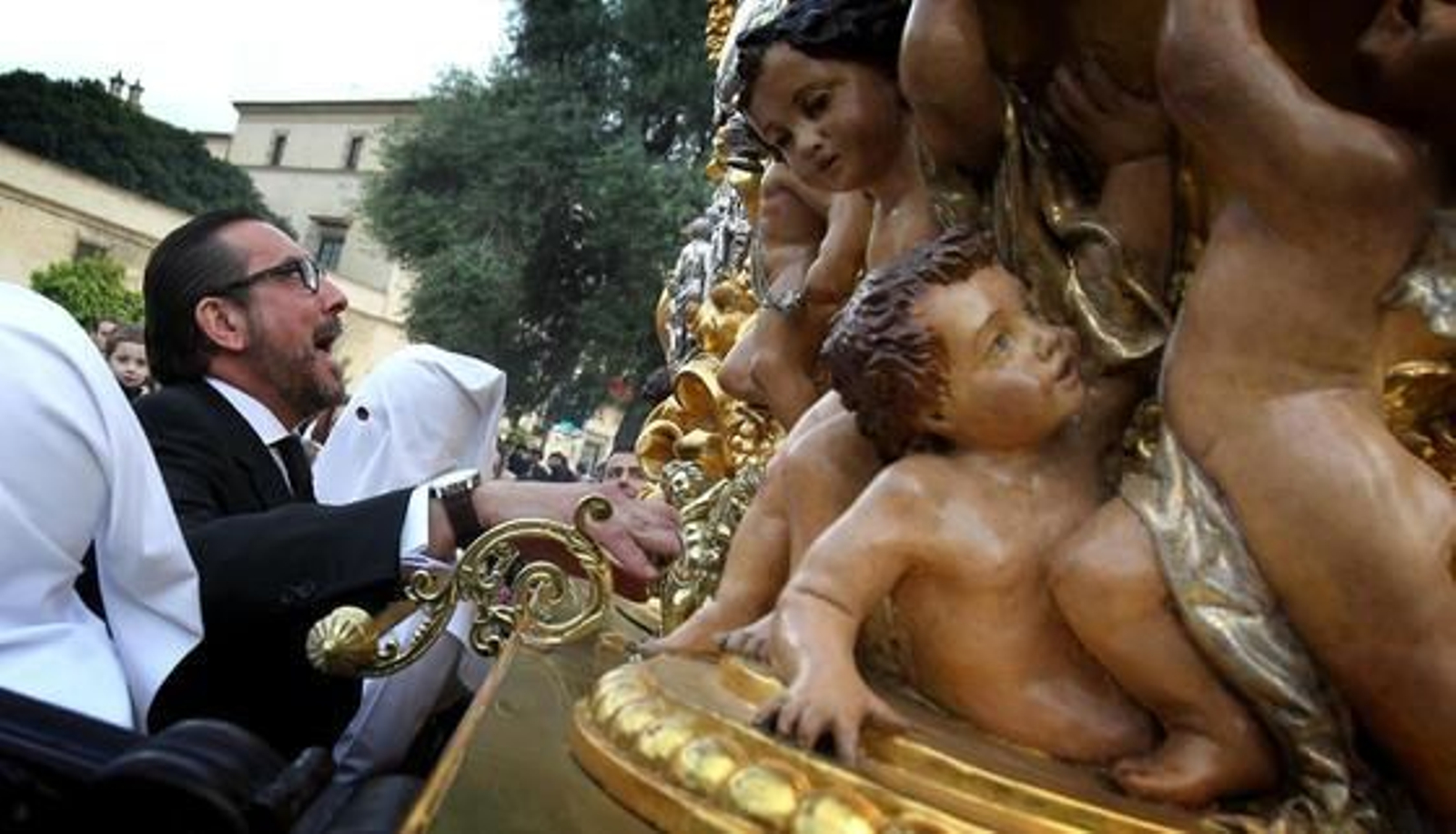 A la voz del capataz. Martín Gómez se dirige a sus hombres desde el frontal del misterio de La Cena.

Foto: Miguel Ángel González