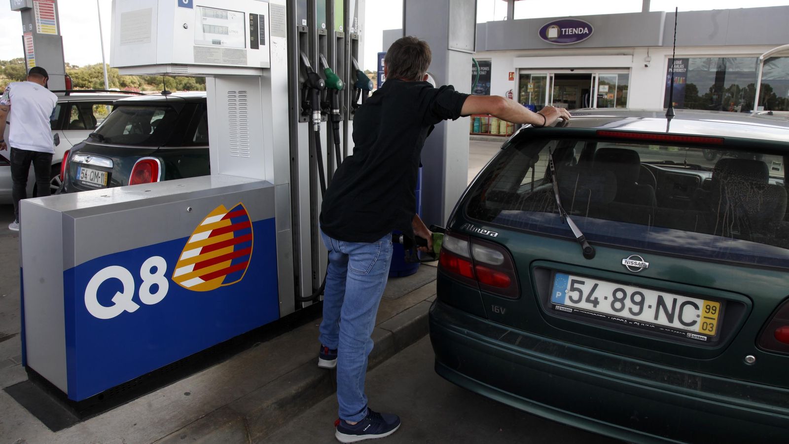 Numerosos ciudadanos portugueses visitaron las gasolineras de Ayamonte en busca del combustible más barato que en su país