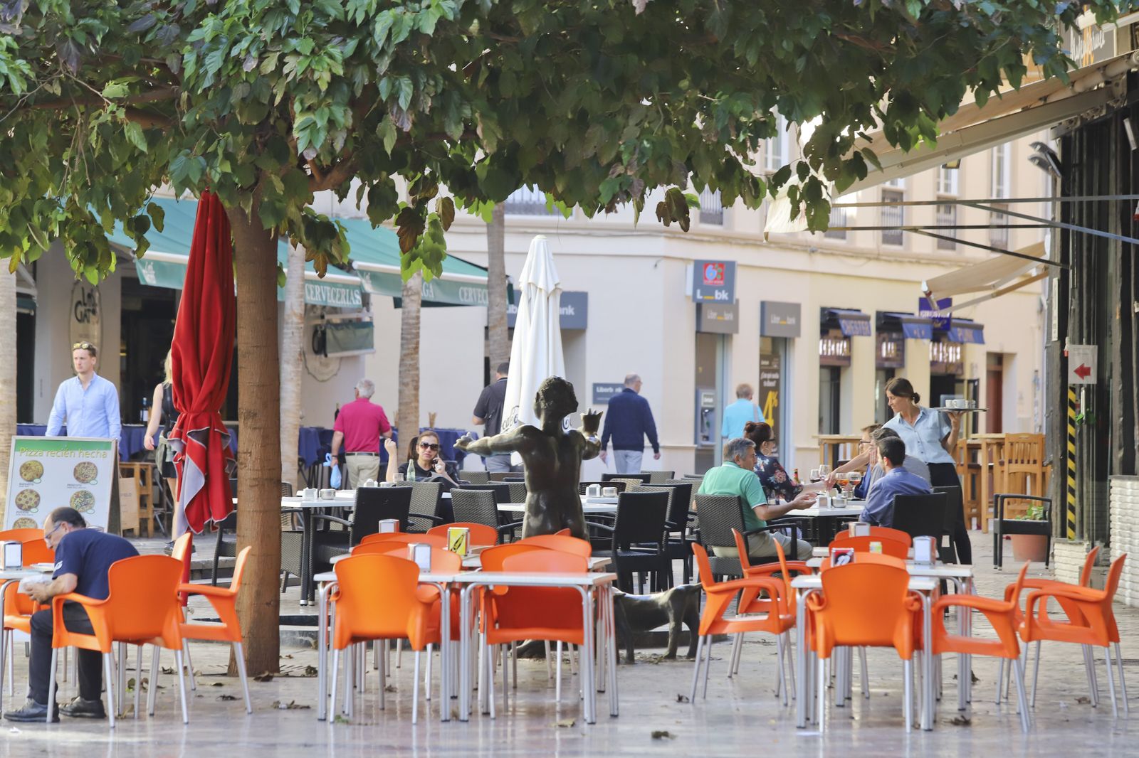 Varias terrazas de bares instalados en la Plaza Uncibay.