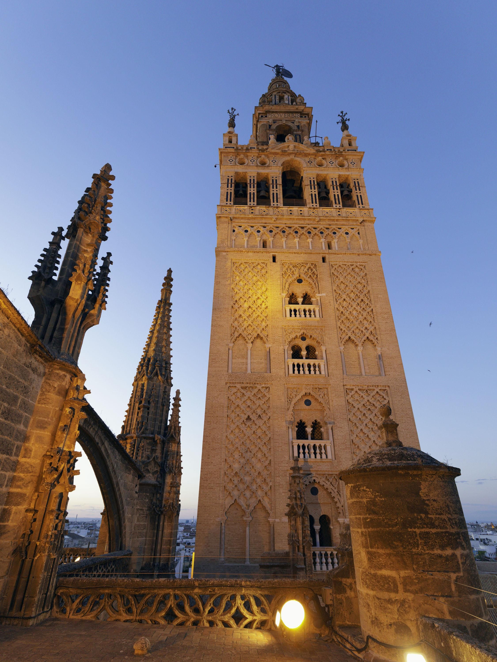 Recorrido de la visita por las cubiertas de la Catedral de Sevilla, al atardecer