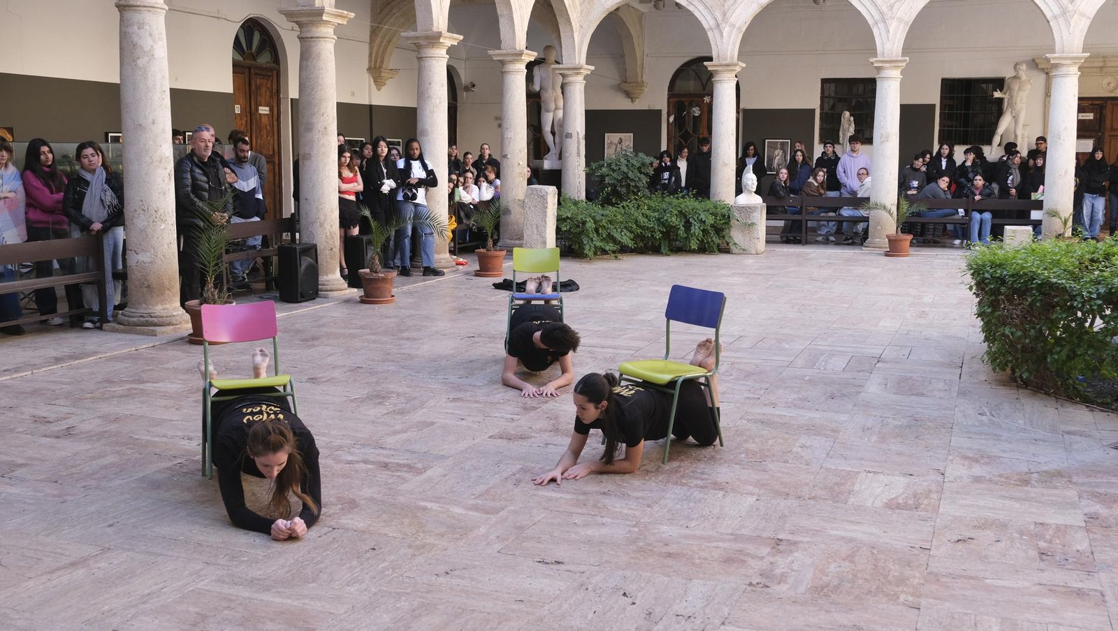 ¿Eres + machista o + racista?, exposición en la Escuela de Artes de Almería, en imágenes