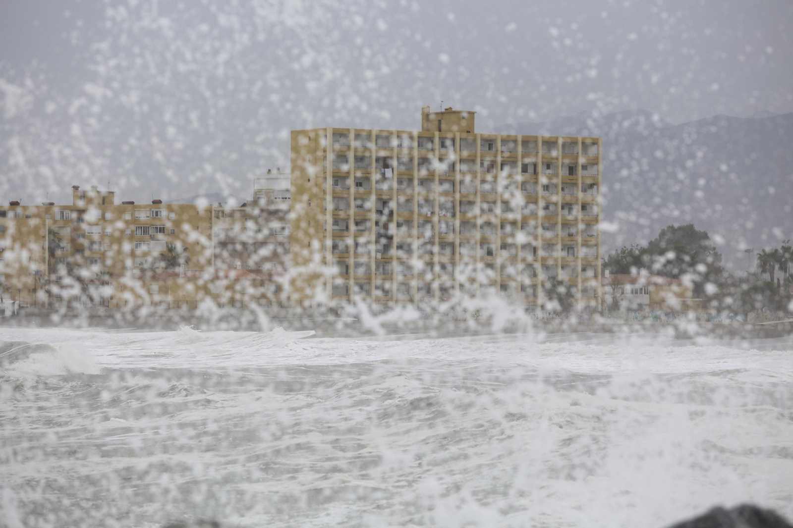 Las fotos del temporal en las playas de Málaga