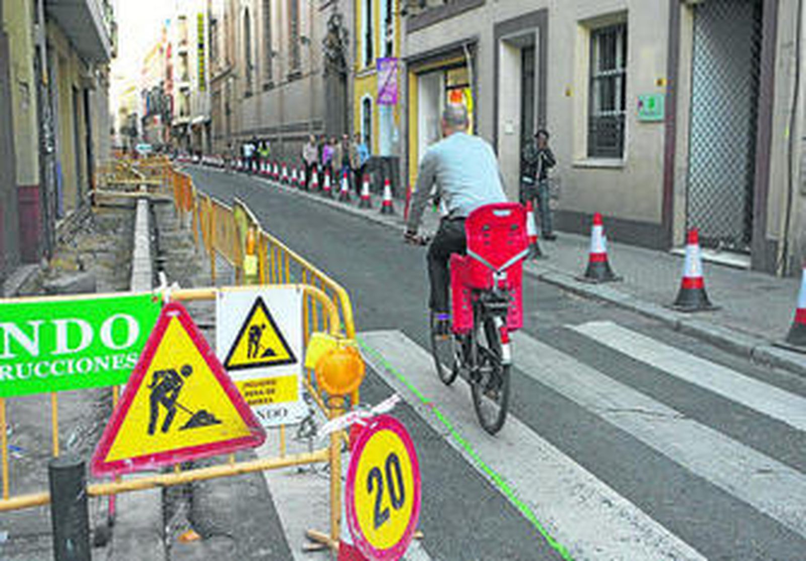 Obras en el acerado de la calle Trajano.