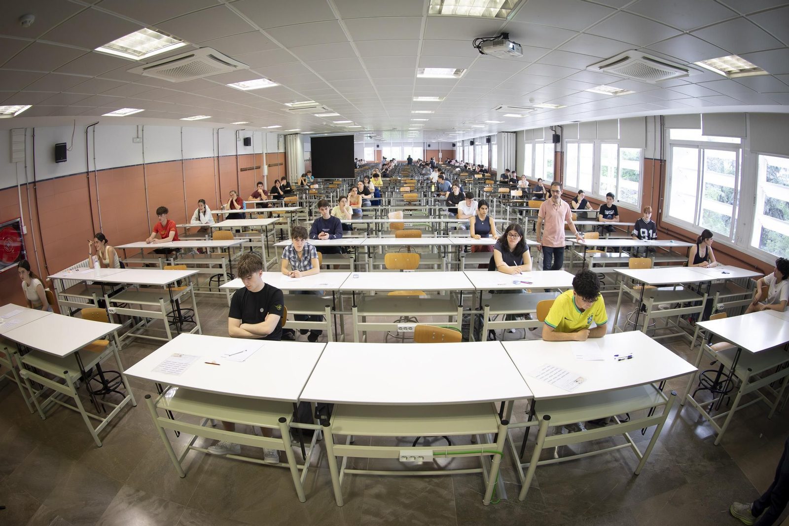 El primer día de Selectividad en Granada, en imágenes