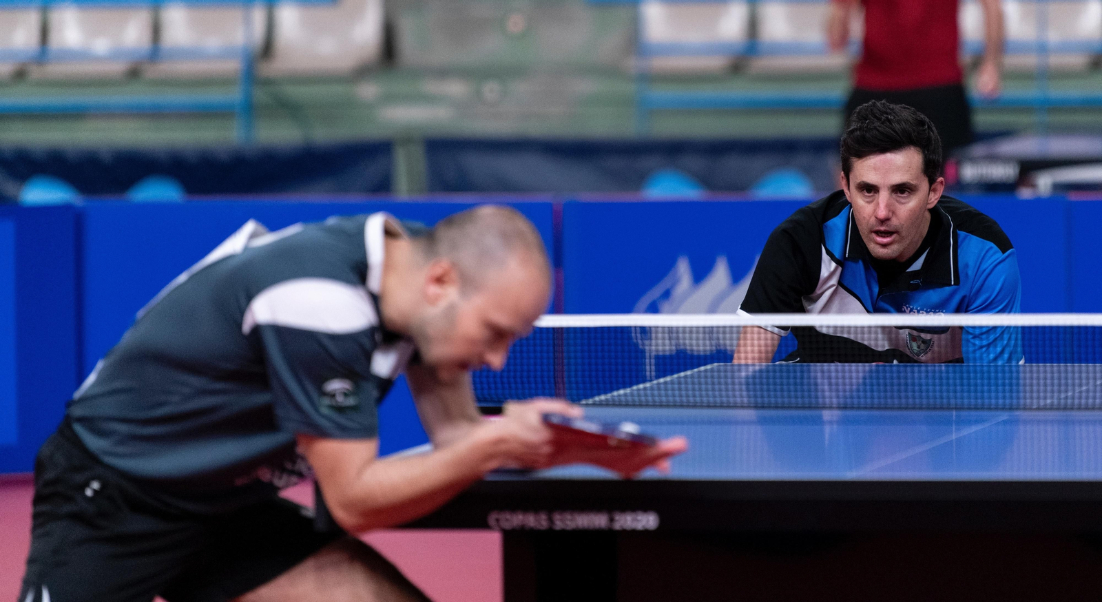 Carlos Machado prepara un saque durante uno de sus partidos en la competición.