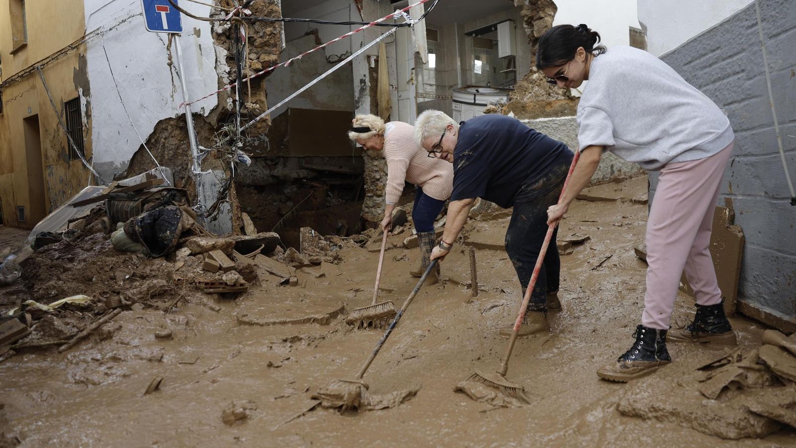 Vecinos de Chiva limpian sus hogares tras la DANA que asolado el sureste español y ha causado más de un centenar de muertos