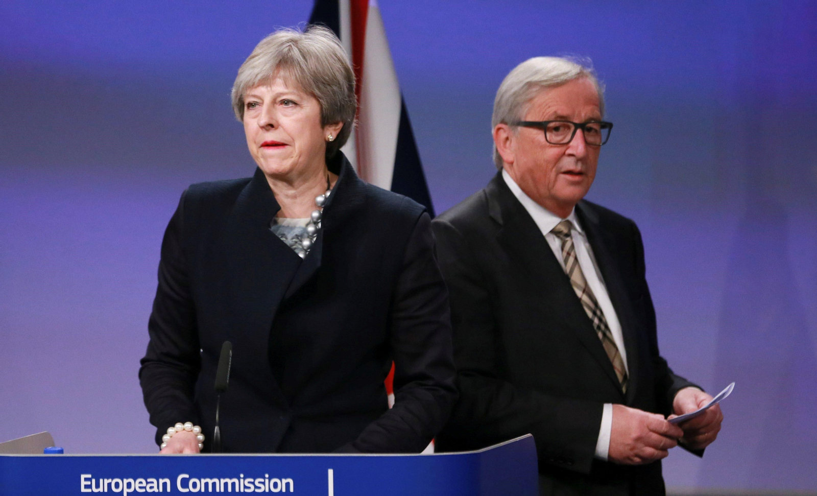La primera ministra británica, Theresa May, y el presidente de la Comisión Europea, Jean-Claude Juncker, antes de la rueda de prensa de ayer en Bruselas.