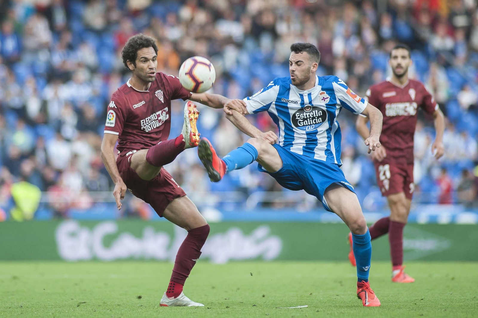 Quim Araujo, en un partido en Riazor durante su etapa en el Córdoba CF.