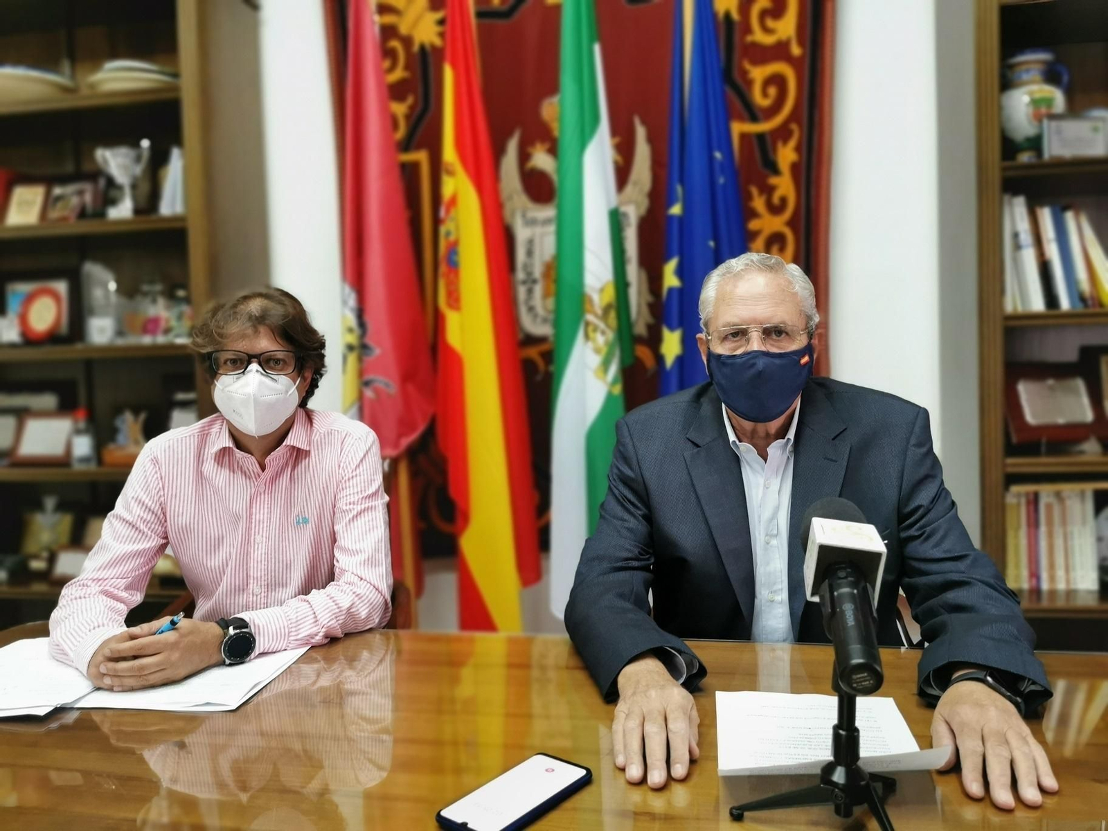 El alcalde de Vera y el edil de Hacienda, durante la presentación de las medidas.