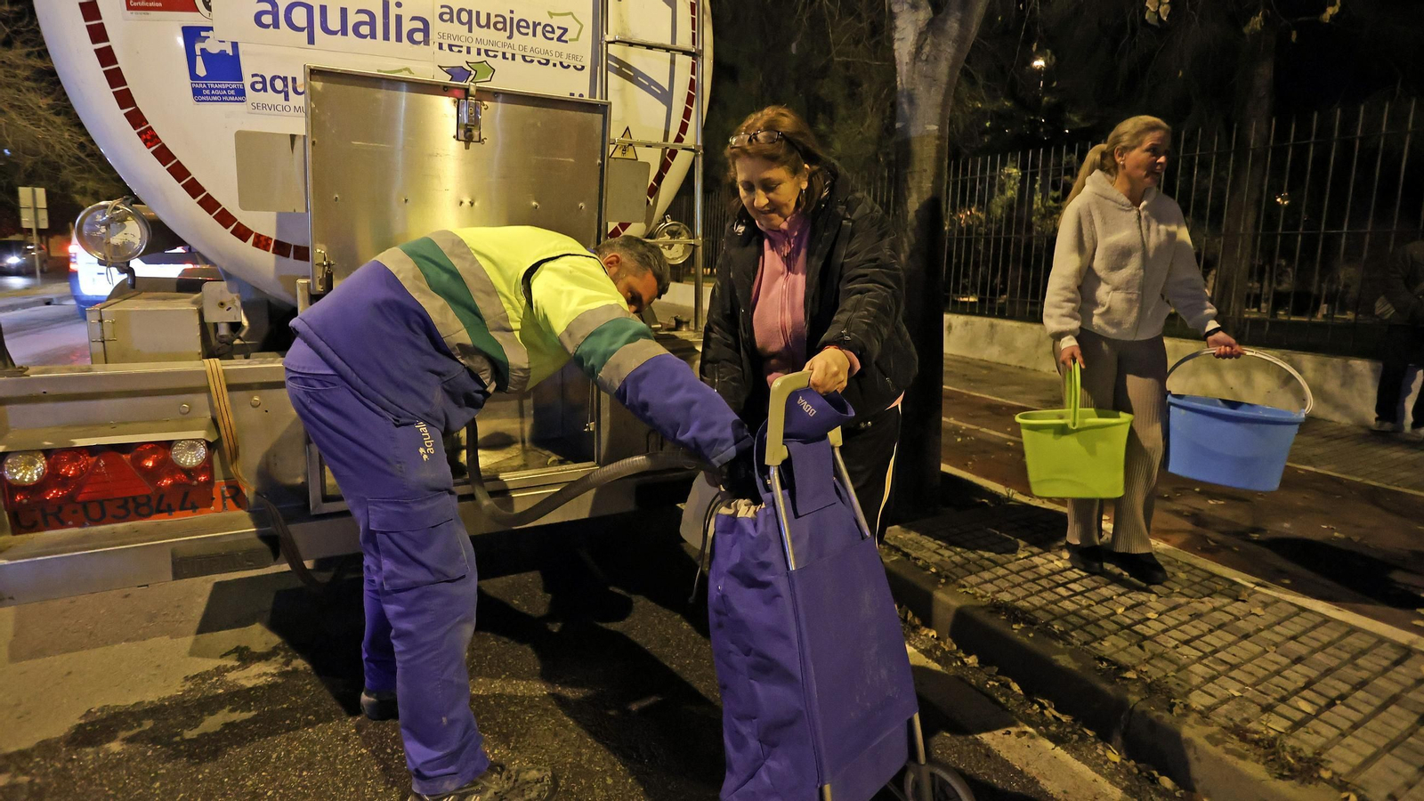 Imágenes del reparto de agua en Vallesequillo