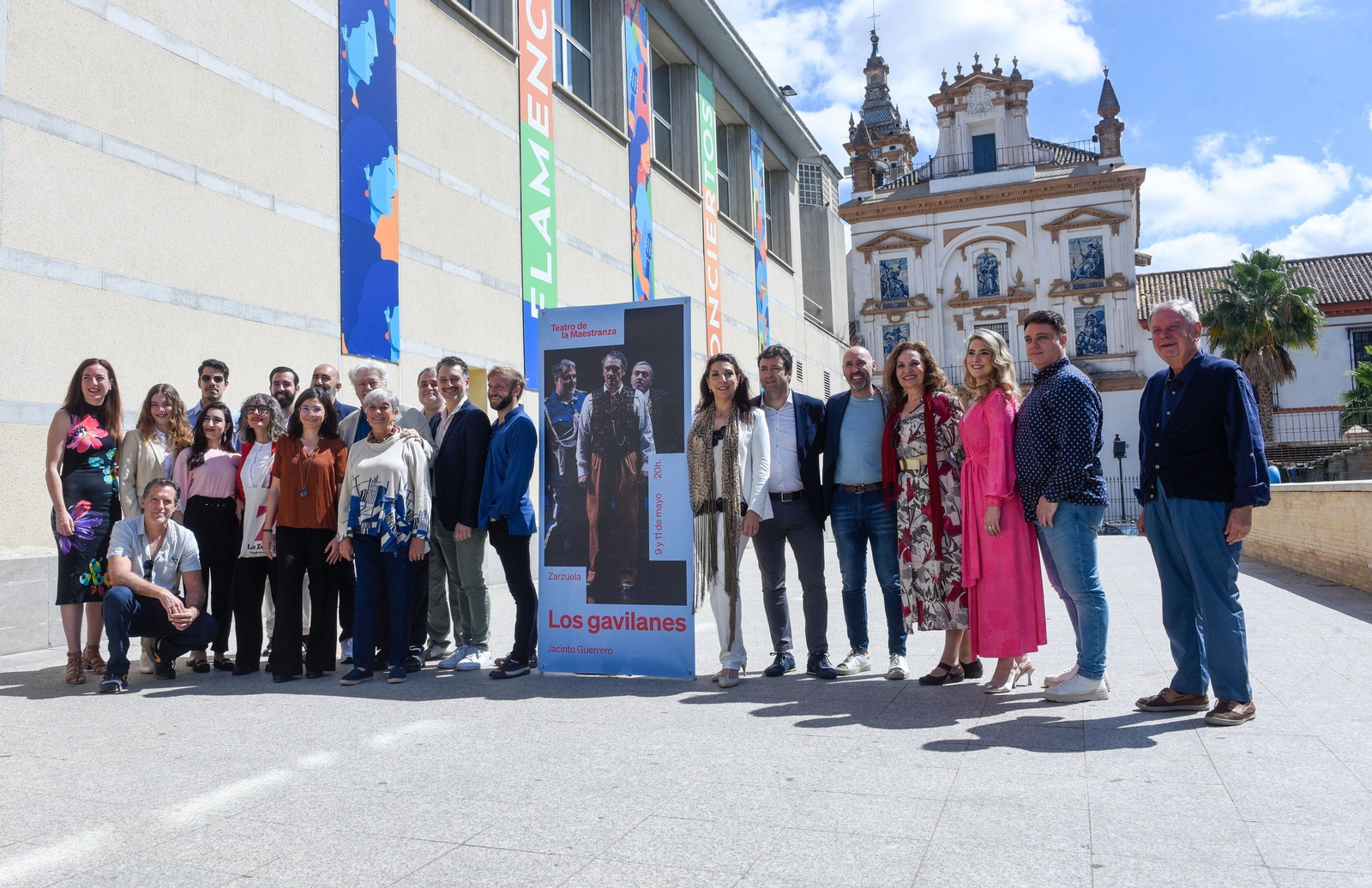 El equipo de esta producción de ‘Los gavilanes’, fotografiado en la puerta del Teatro Maestranza.