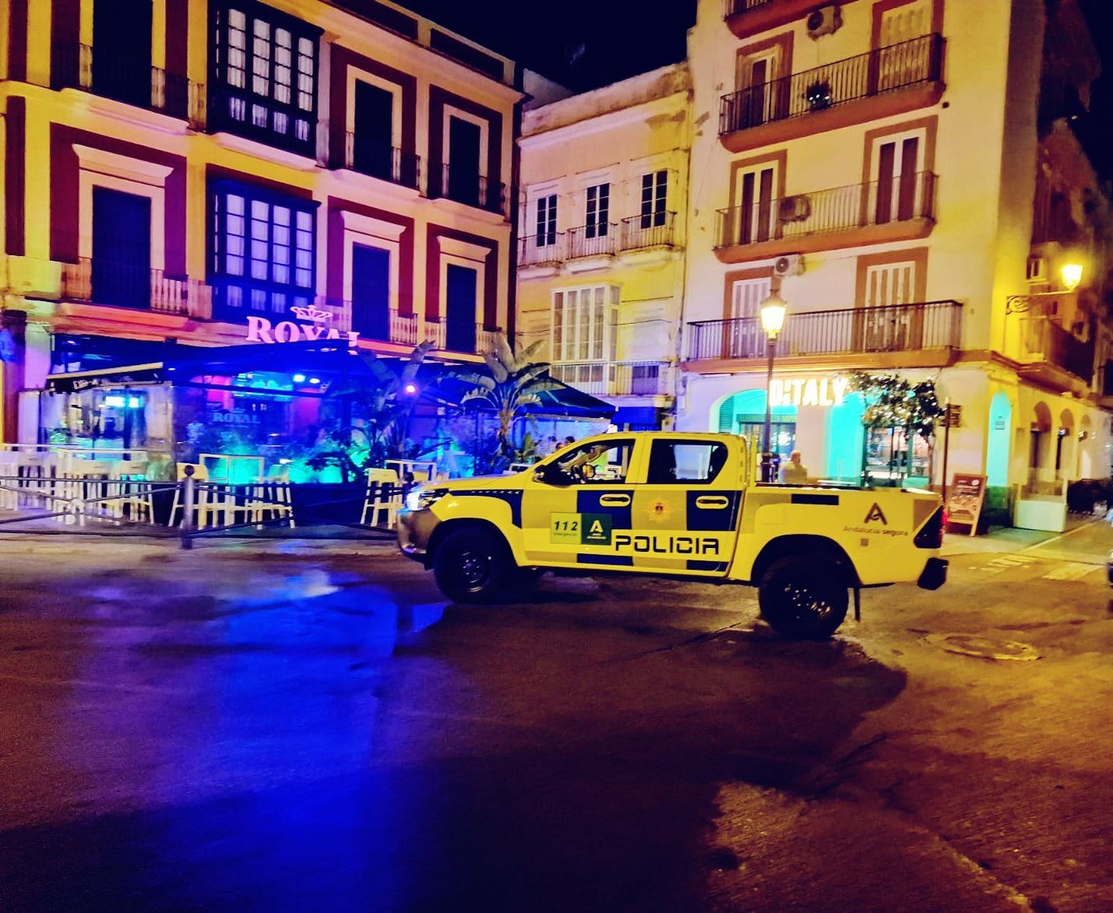 Un coche de la Policía Local, en la plaza de Las Galeras.