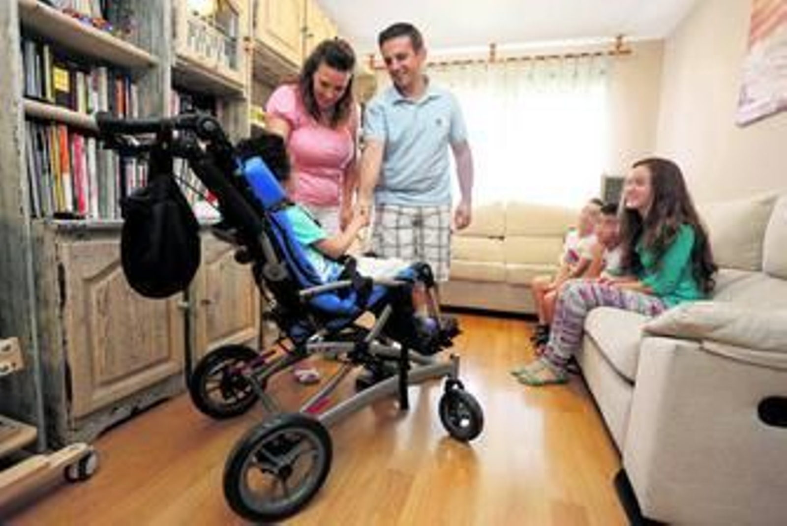 La familia Gutiérrez Pascual junto al menor acogido.