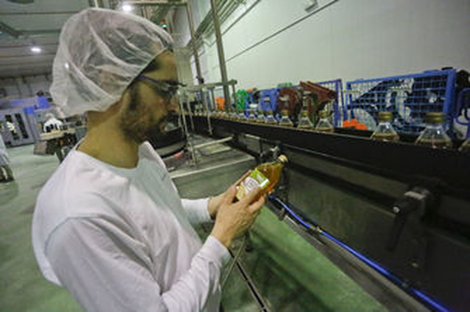 Un operario en la planta que tiene Dcoop en Antequera. / Albiñana