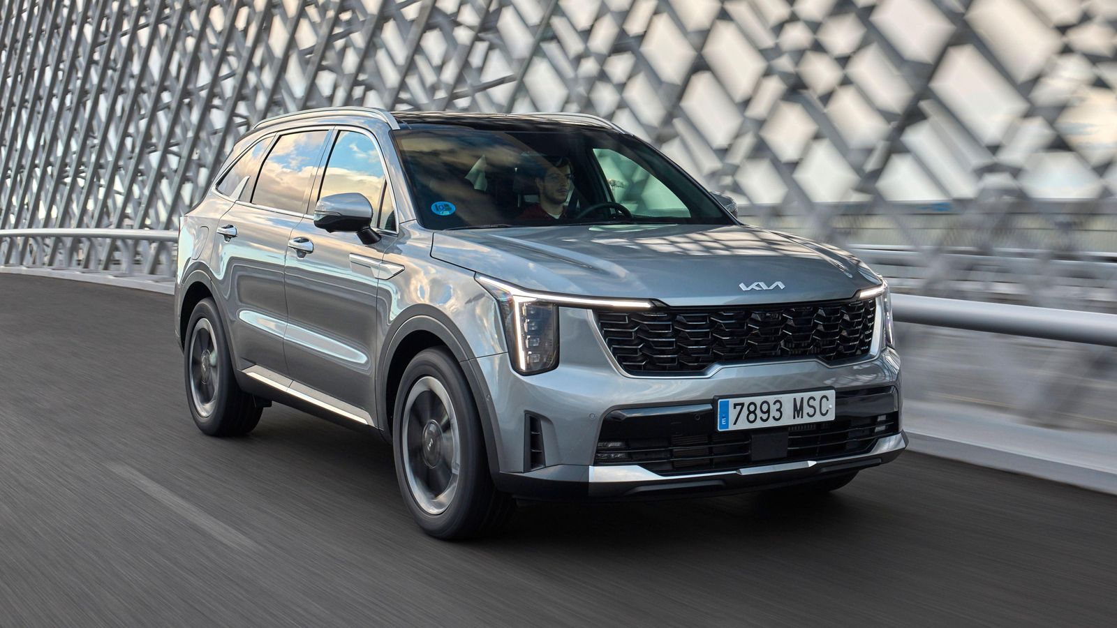 El peso, que en el Diesel o el HEV parte de unos 1.900 kilos y en el PHEV sobrepasa los 2.100, es el factor que en mayor medida marca el comportamiento en curva del Sorento y lastra la agilidad; mientras que en vías rápidas este Kia se muestra considerablemente estable. El peso, que en el Diesel o el HEV parte de unos 1.900 kilos y en el PHEV sobrepasa los 2.100, es el factor que en mayor medida marca el comportamiento en curva del Sorento y lastra la agilidad; mientras que en vías rápidas este Kia se muestra considerablemente estable.
