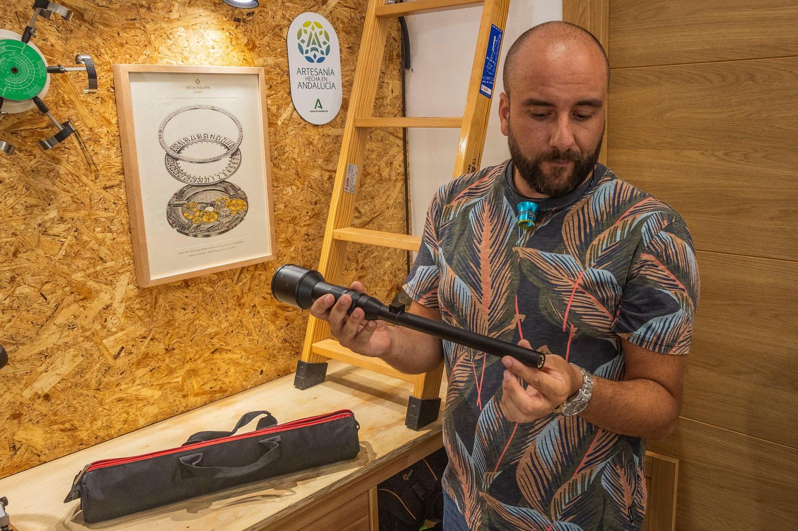 El obejtivo macro iluminado que utiliza para grabar sus vídeos el Maestro Relojero.