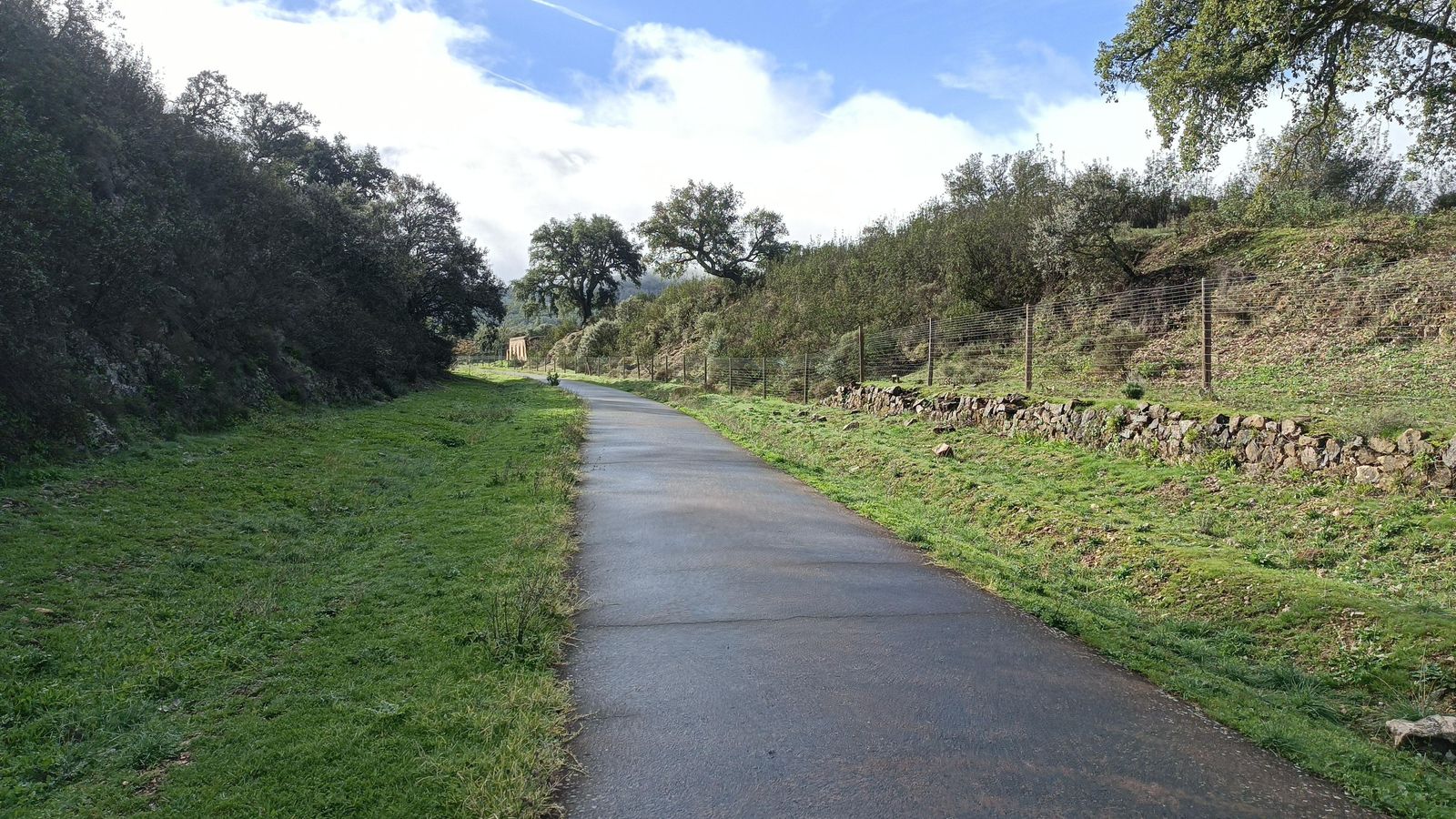 La vía verde sigue el trazado del antiguo tren.