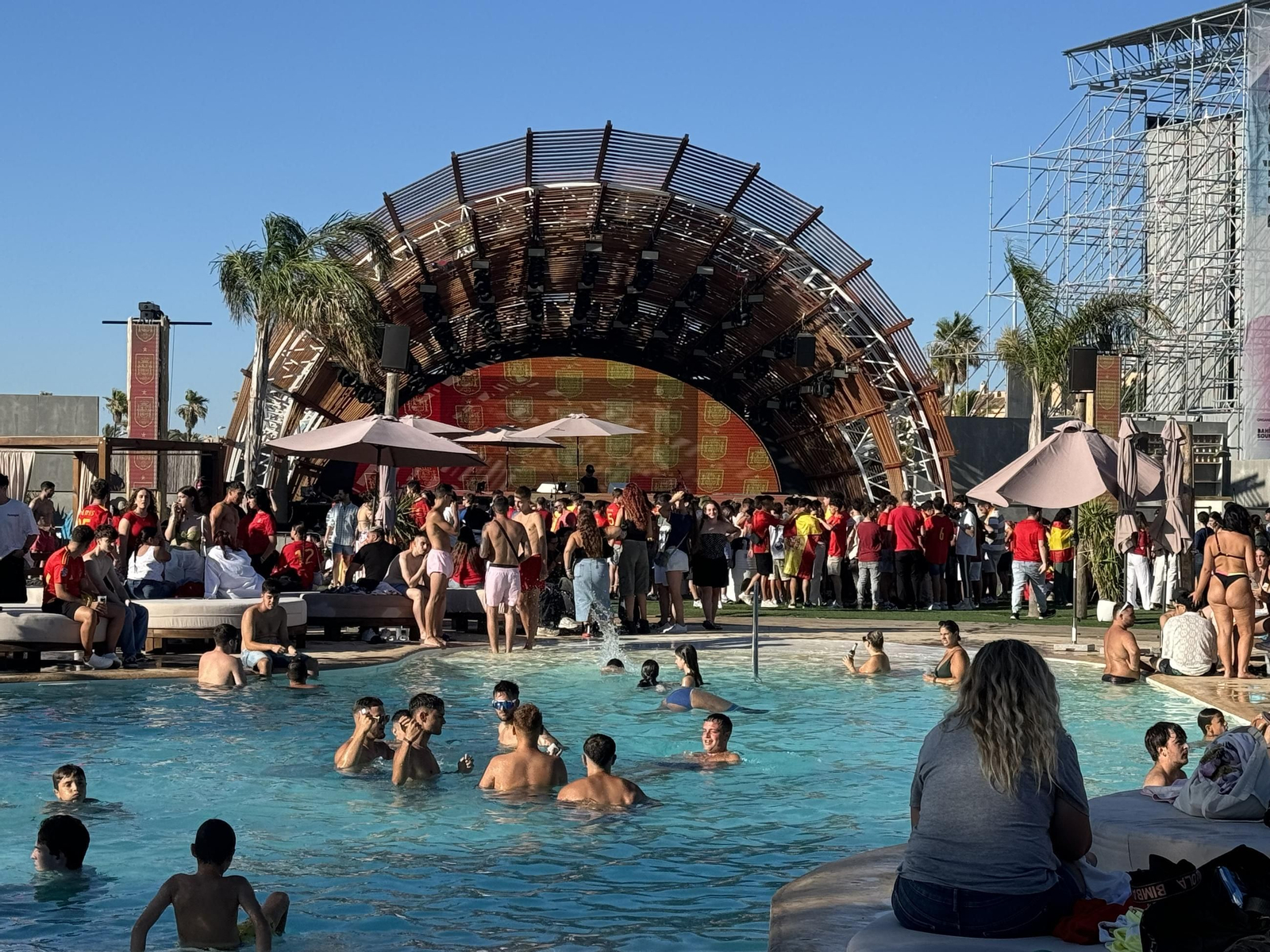 Jóvenes disfrutando del beach club de Bahía Sound durante las semifinales de la Eurocopa, en la que ya se abrió esta Fan Zone.