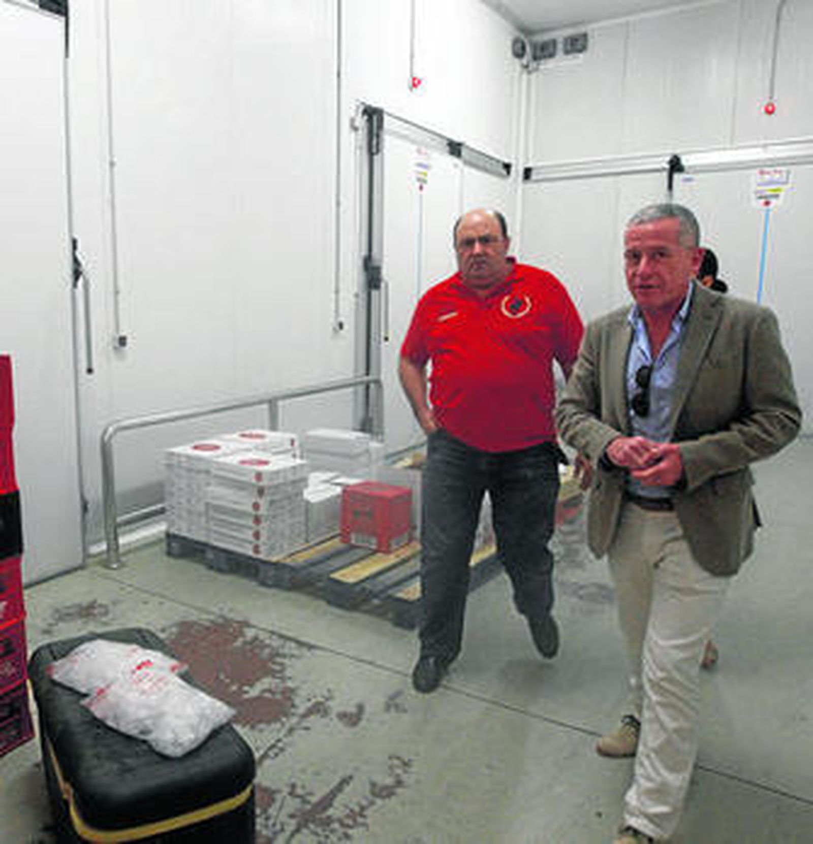 El propietario de la firma y unos clientes visitan las nuevas instalaciones.