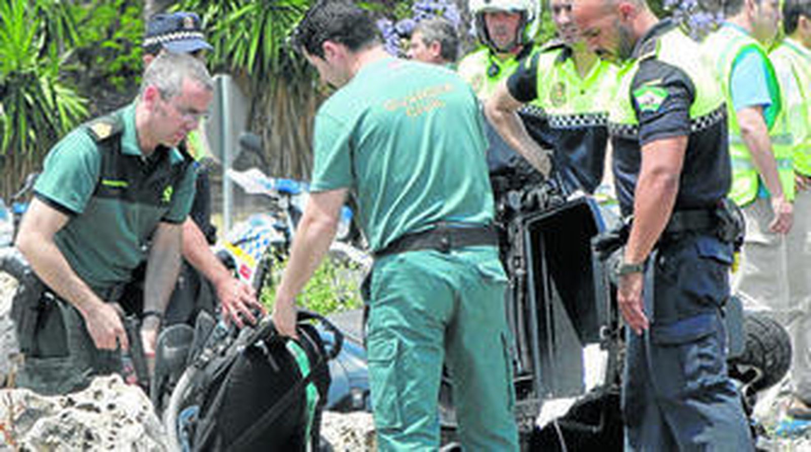 Imagen tras el accidente en la que se observa la pistola encontrada en una mochila.