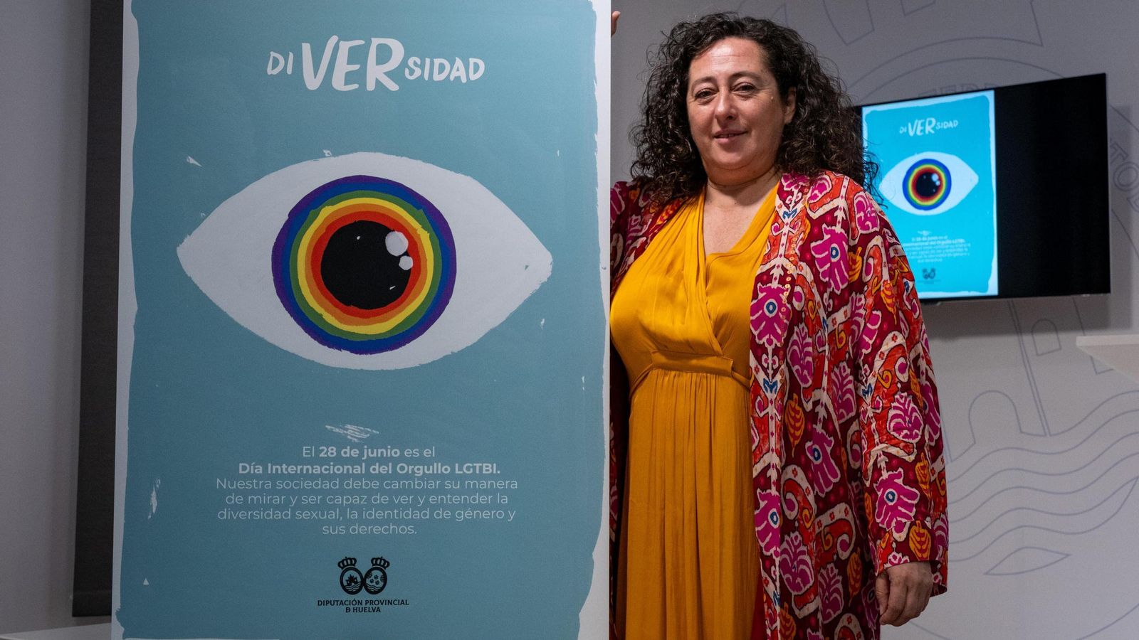 La diputada de Igualdad y Familia, Mª del Mar Martín Florido, junto al cartel de la campaña.