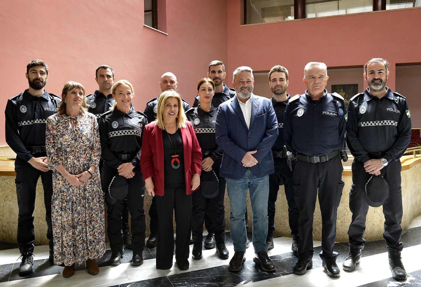 Los ocho nuevos agentes de la Policía Local junto a los responsables municipales.