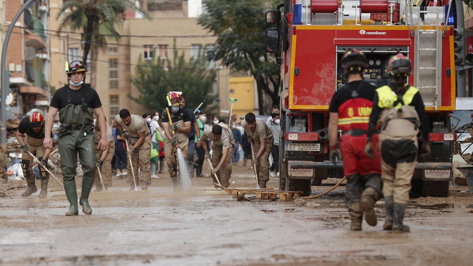 Se intensifican las labores de búsqueda de desaparecidos en Valencia