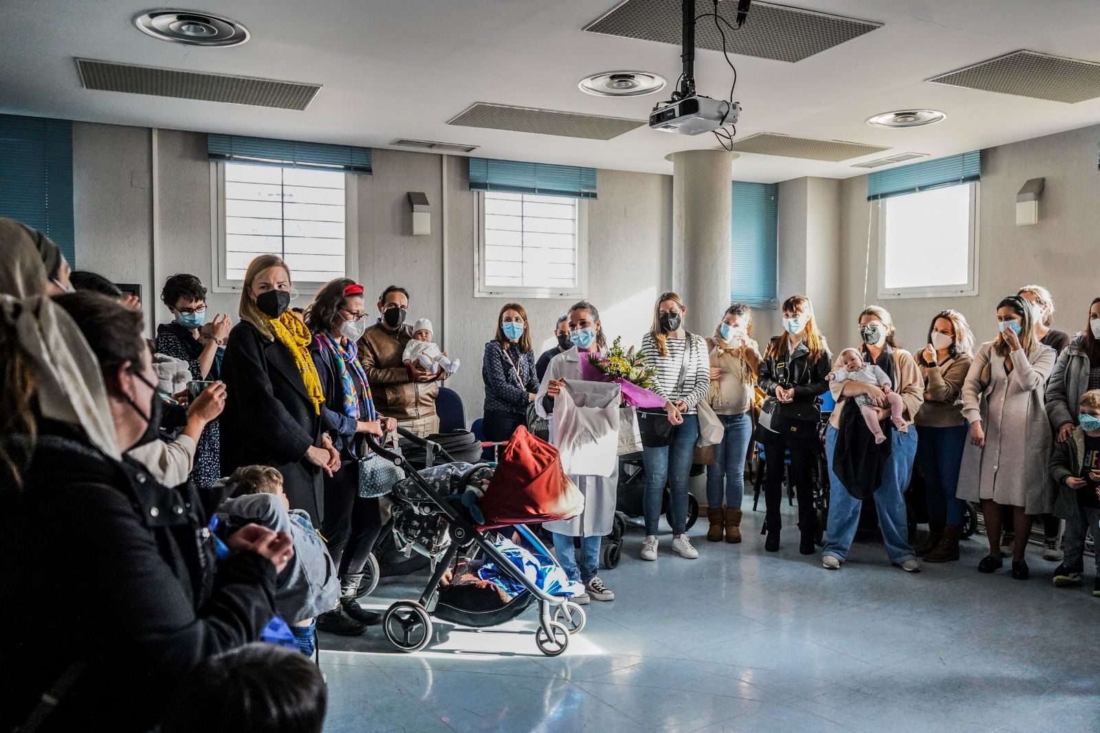 El centro de salud de La Chana reúne a mujeres para agradecer el trabajo infinito de una enfermera