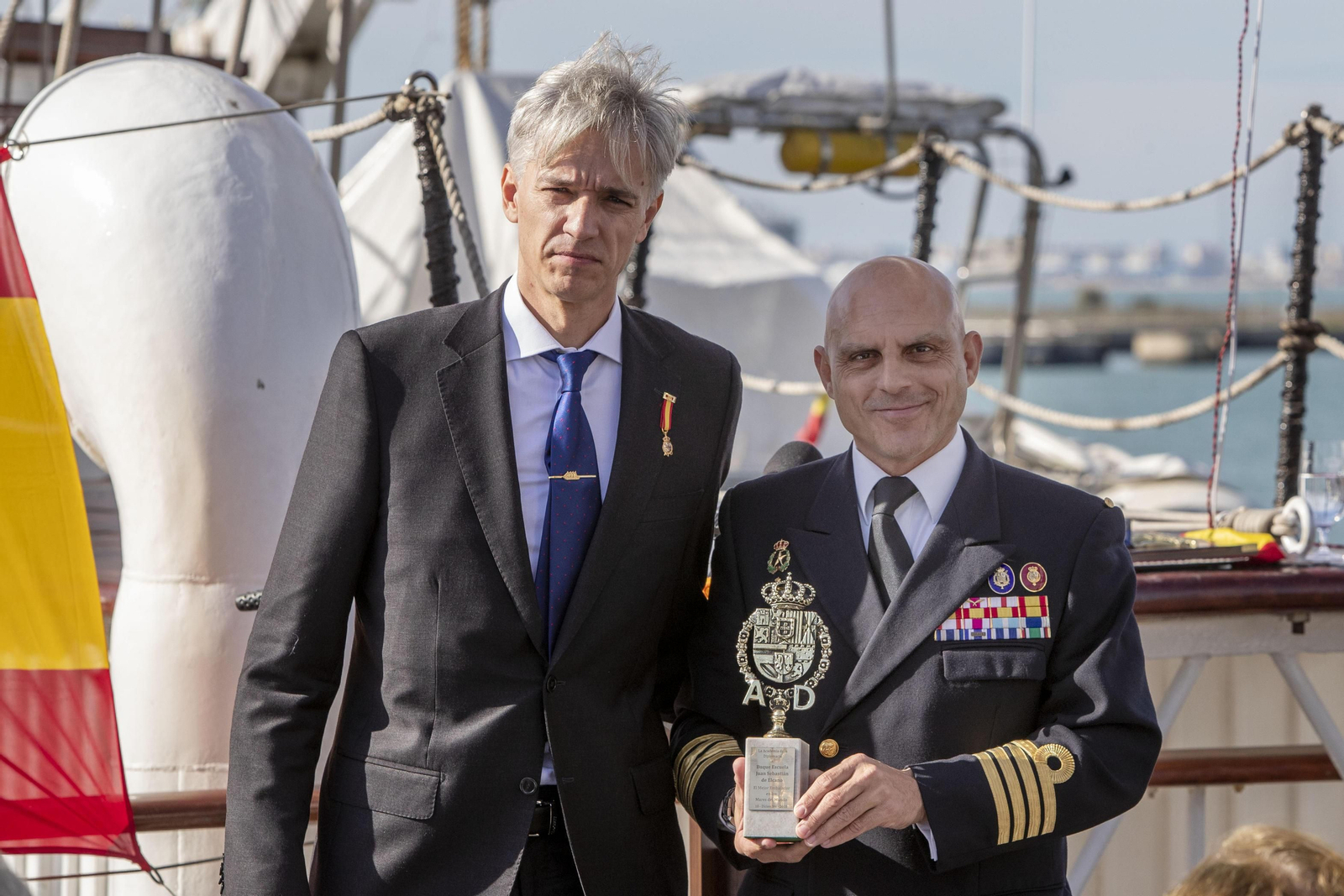Velo de Antelo (i.) y Paz García, con la distinción para el buque escuela 'Elcano'.