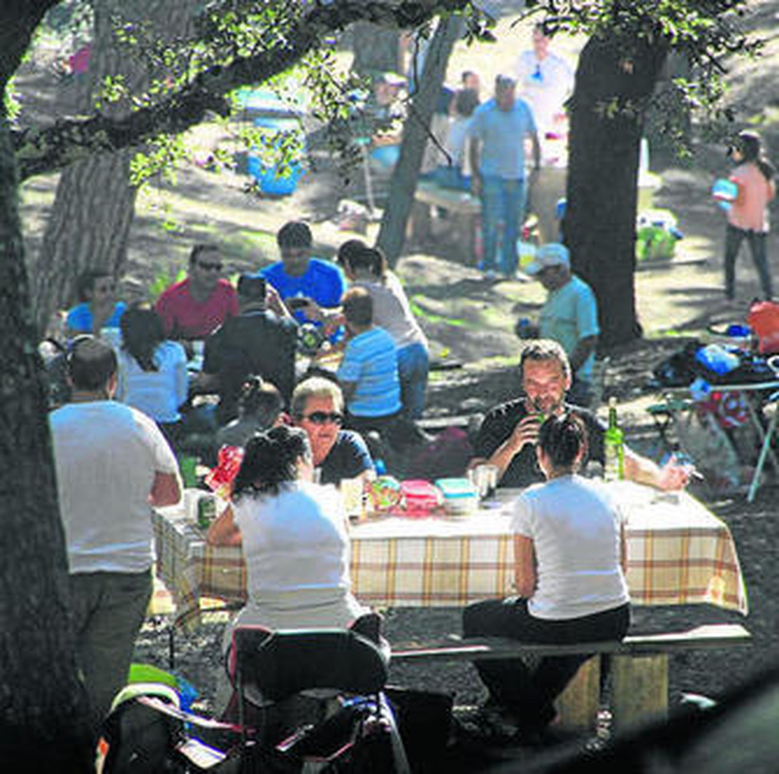 Grupos de personas pasan el día en Los Villares.