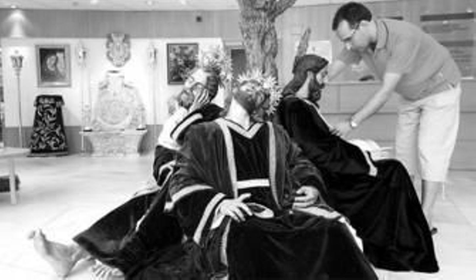 Pedro Utrera daba ayer los últimos retoque a las imágenes secundarias del misterio.