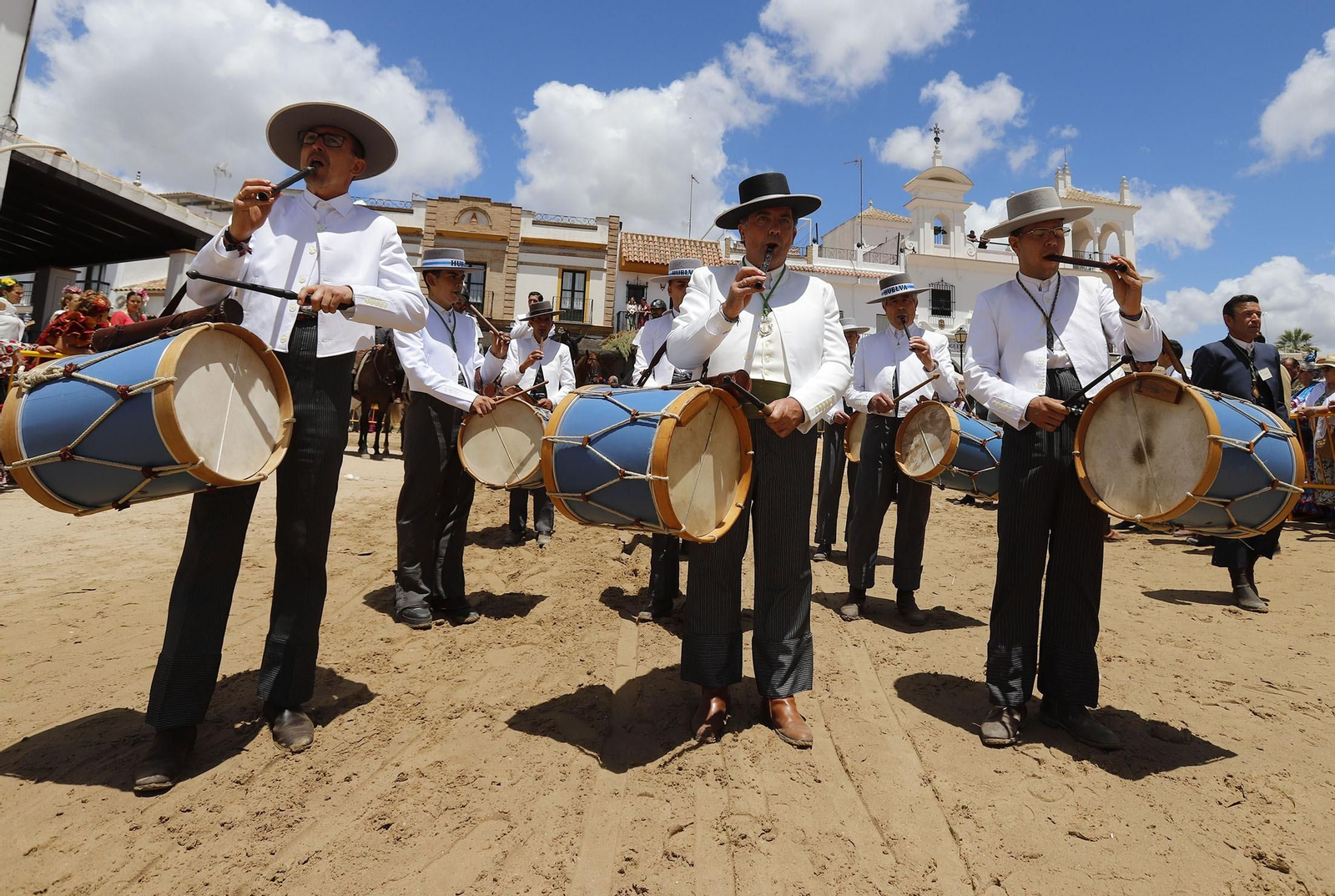 Presentación de la Hermandad de Huelva ante la Blanca Paloma