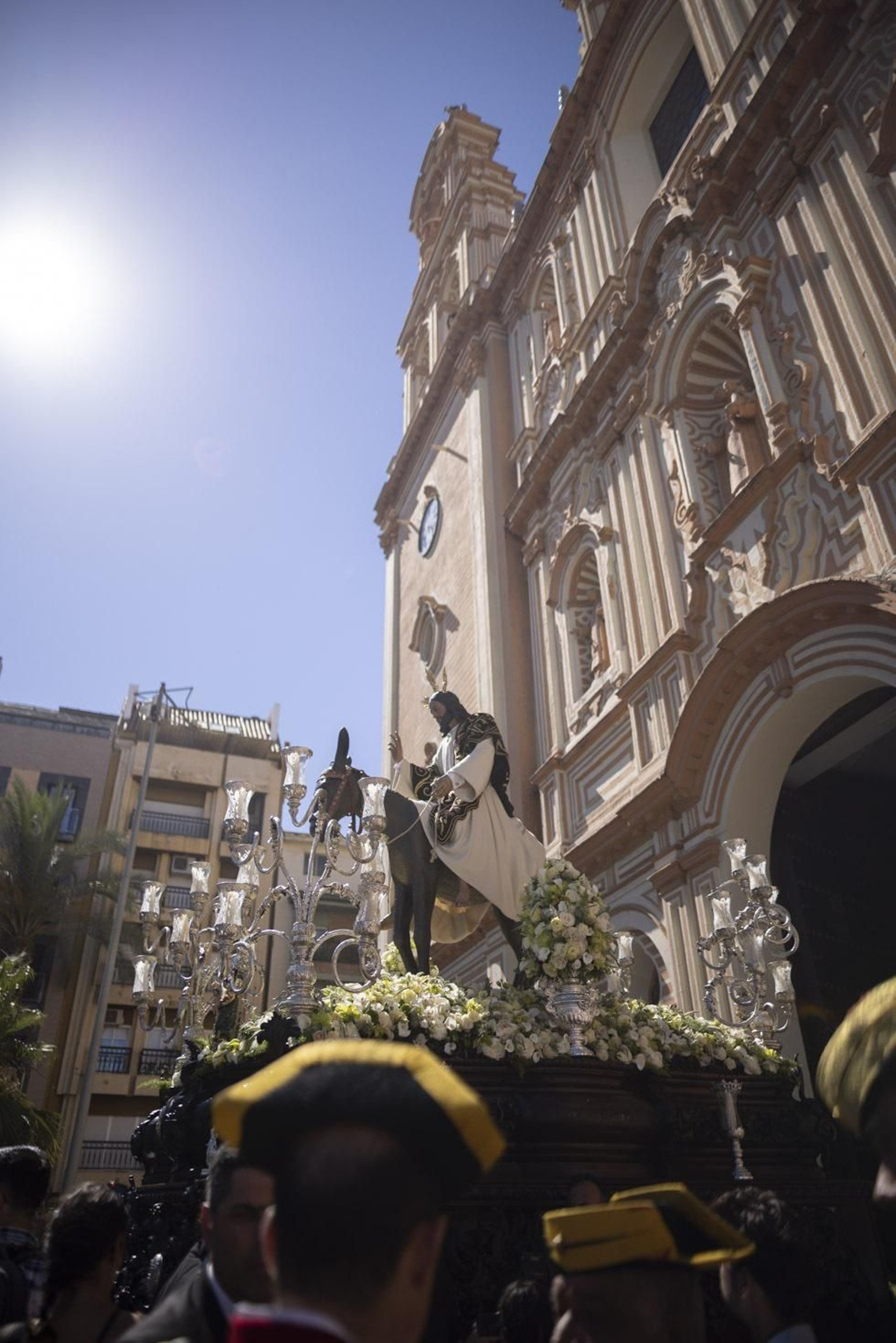 Imágenes de la salida extraordinaria de La Borriquita por las calles de Huelva