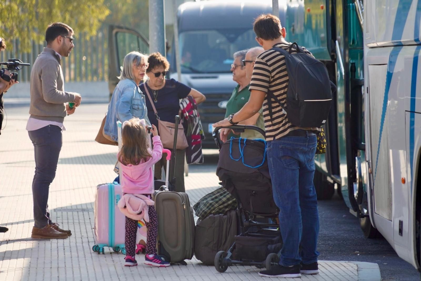 Viajeros se disponen a coger el autobús
