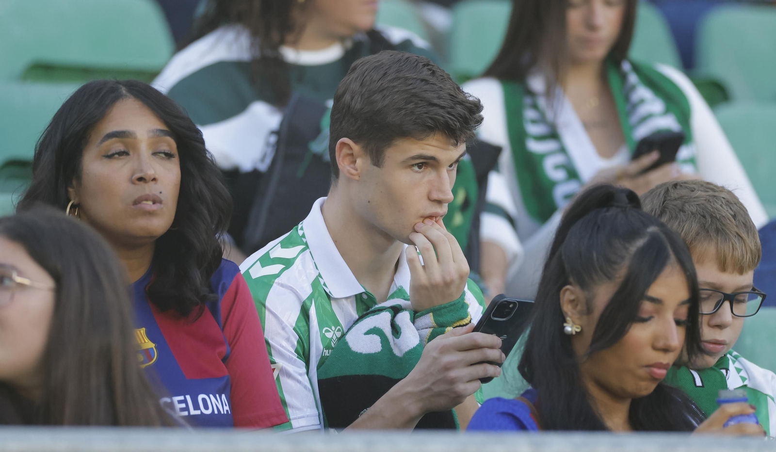 Búscate en las fotos del Betis - Barcelona