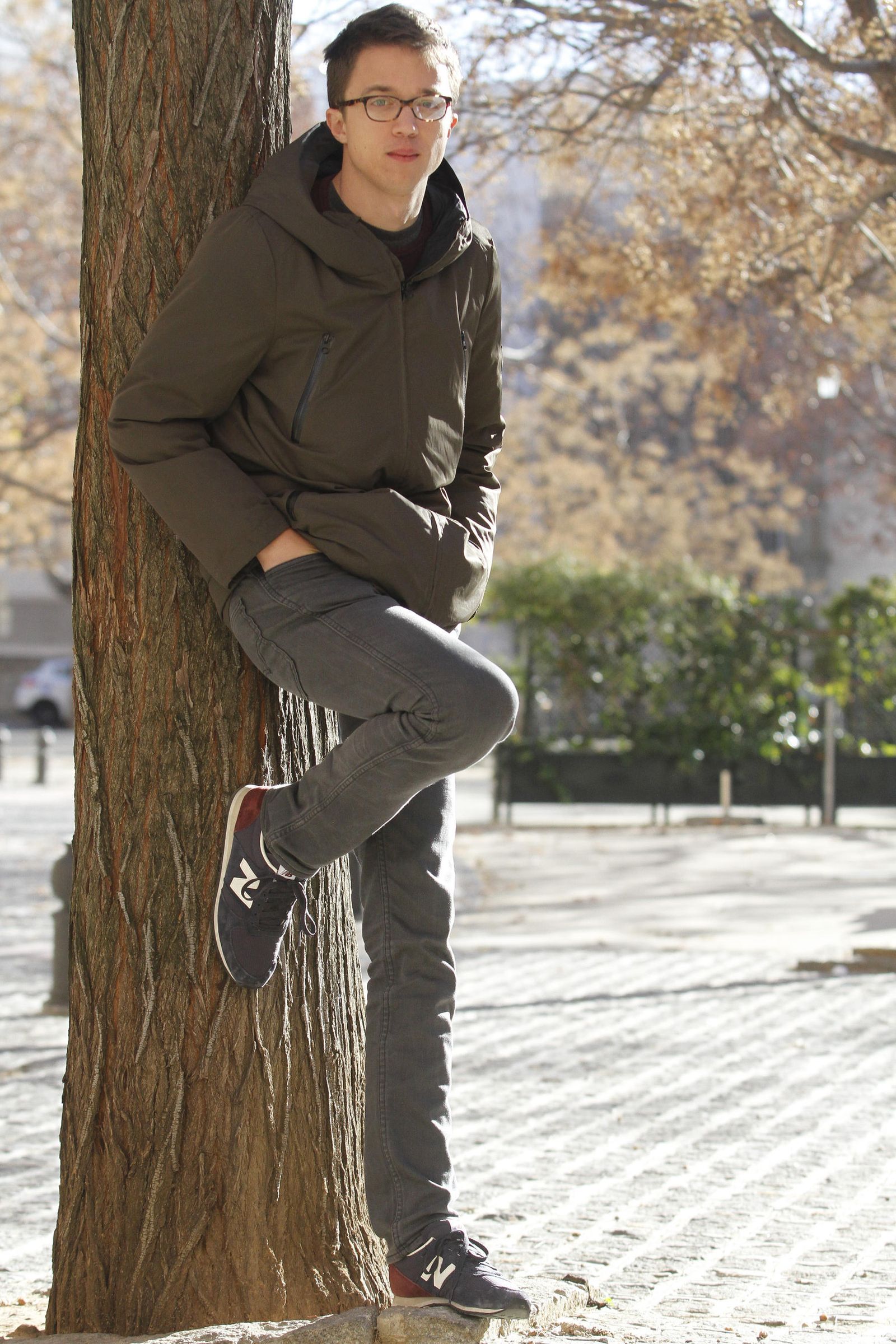 Errejón en las inmediaciones de la Plaza de Toros de Granada antes de asistir a la manifestación por la sanidad.